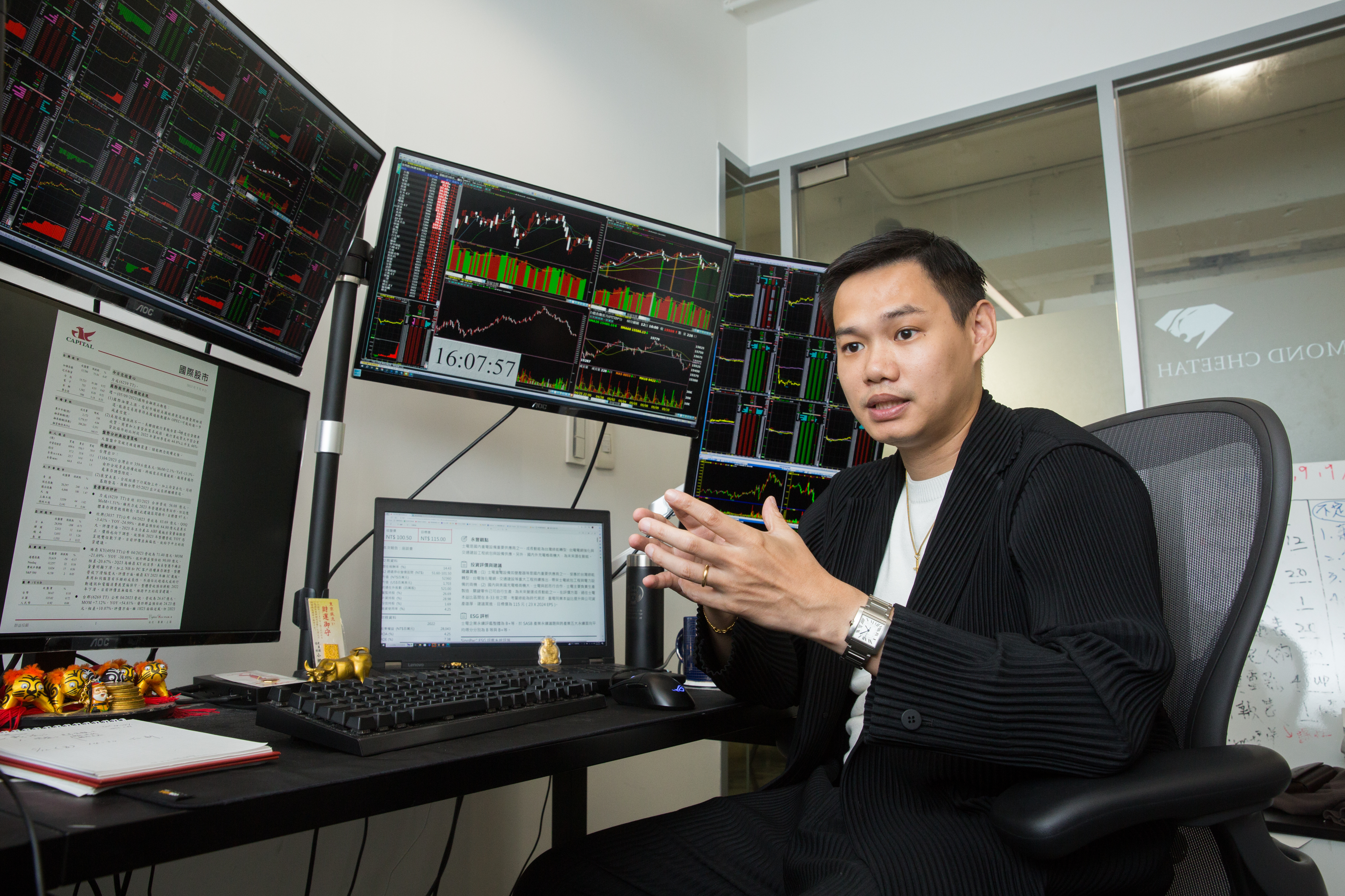 《雷老闆股耐》版主王韋閔，擅長波段操作，他進場後不會預設獲利目標，而是觀察公司變化，彈性修正。