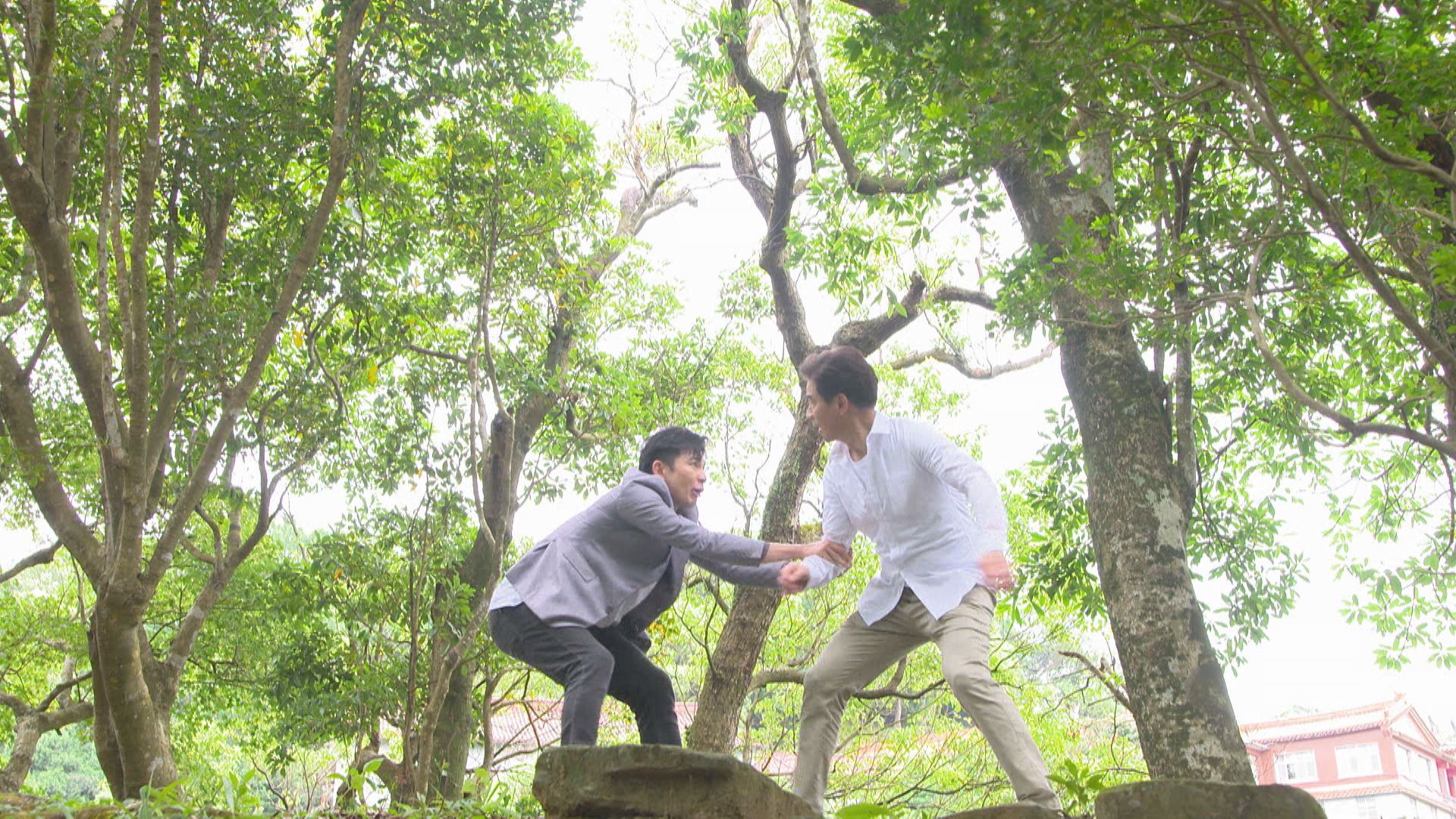 《市井豪門》翁家明跟曾子益在山坡旁拉扯，場面驚險。（民視提供）