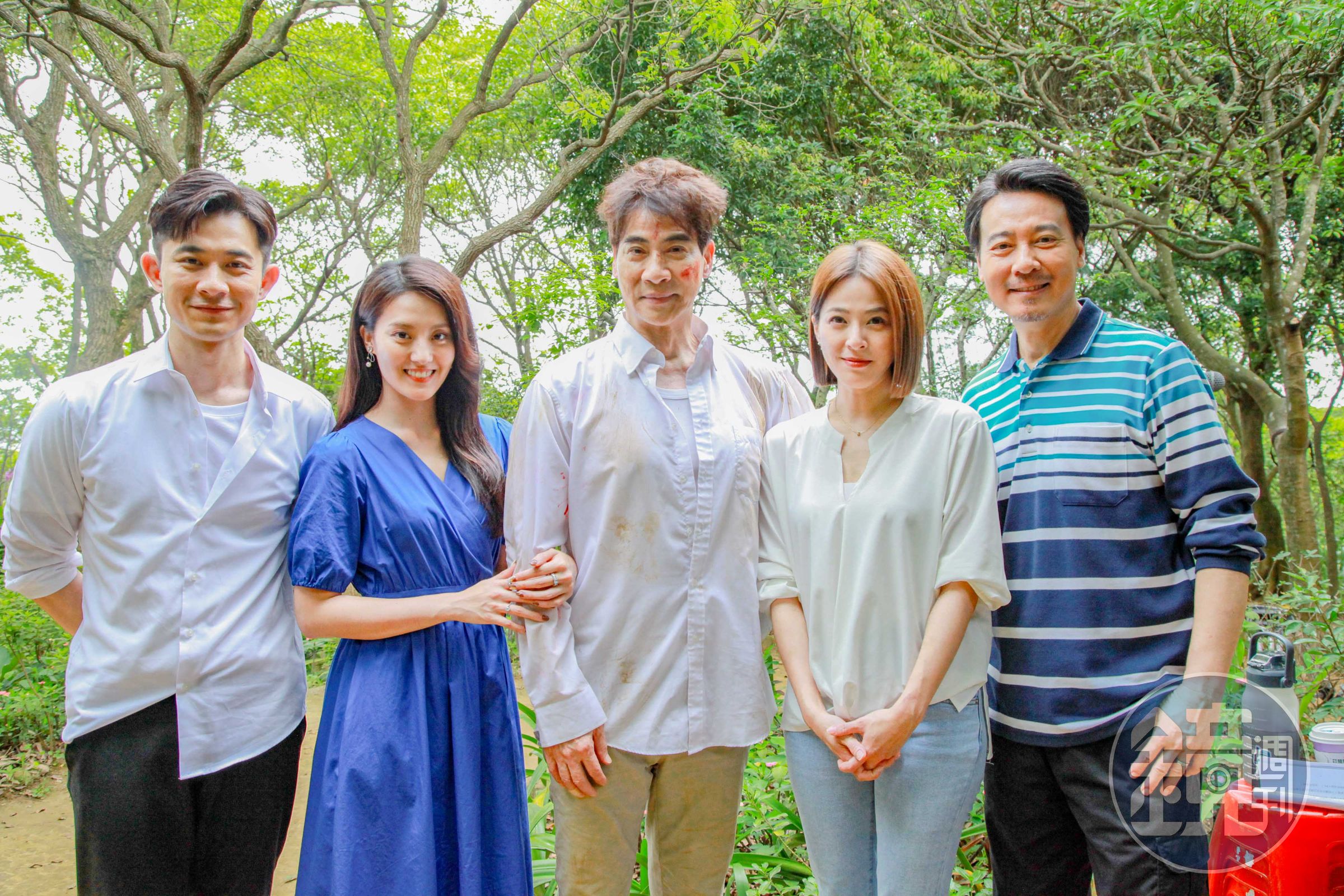 顏曉筠（左二）、蘇晏霈（右二）、尹昭德（右一）為這場翁家明跟曾子益的重頭戲加油打氣。（民視提供）