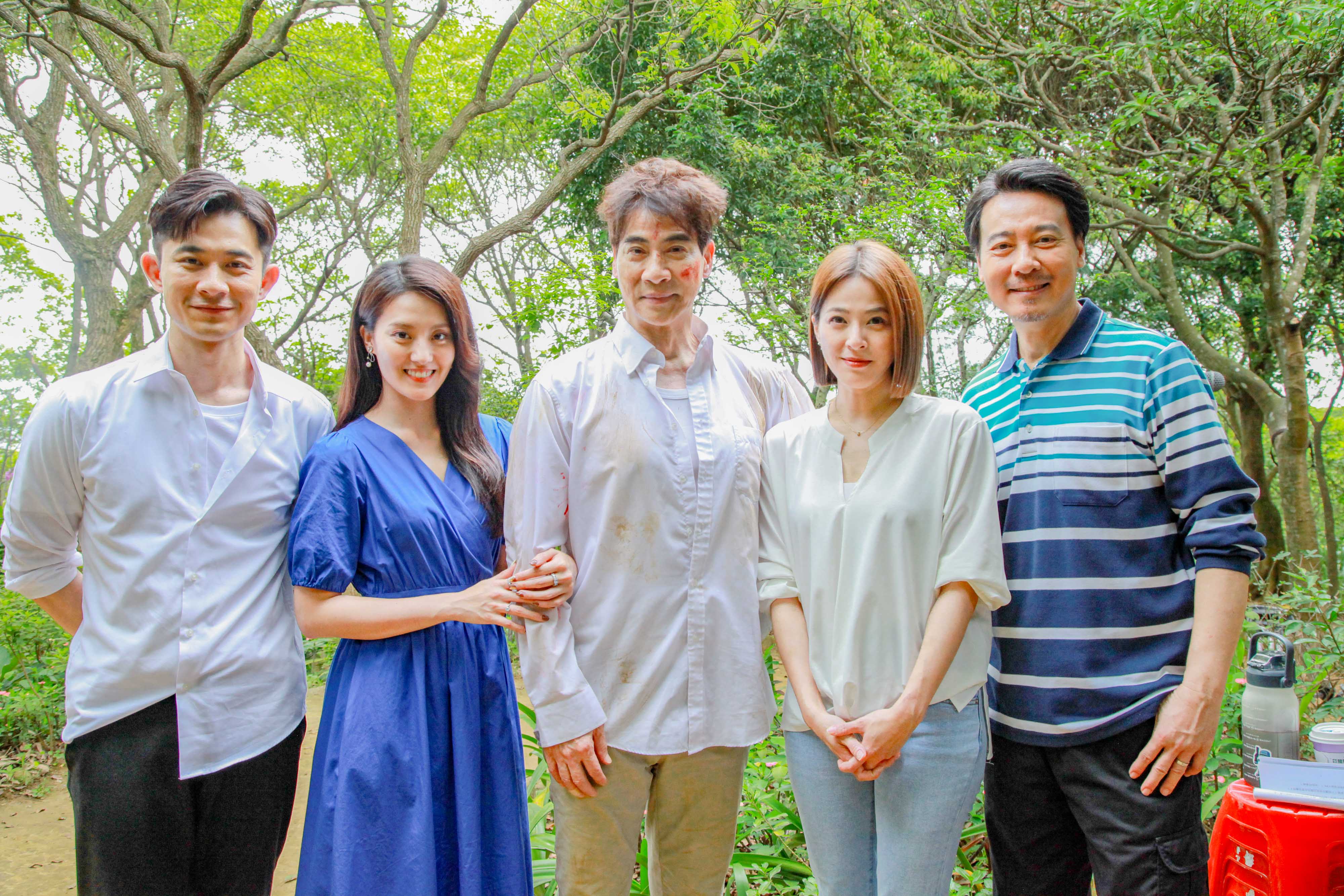 顏曉筠(左二)、蘇晏霈(右二)、尹昭德(右一)為這場翁家明跟曾子益的重頭戲加油打氣。(民視提供)