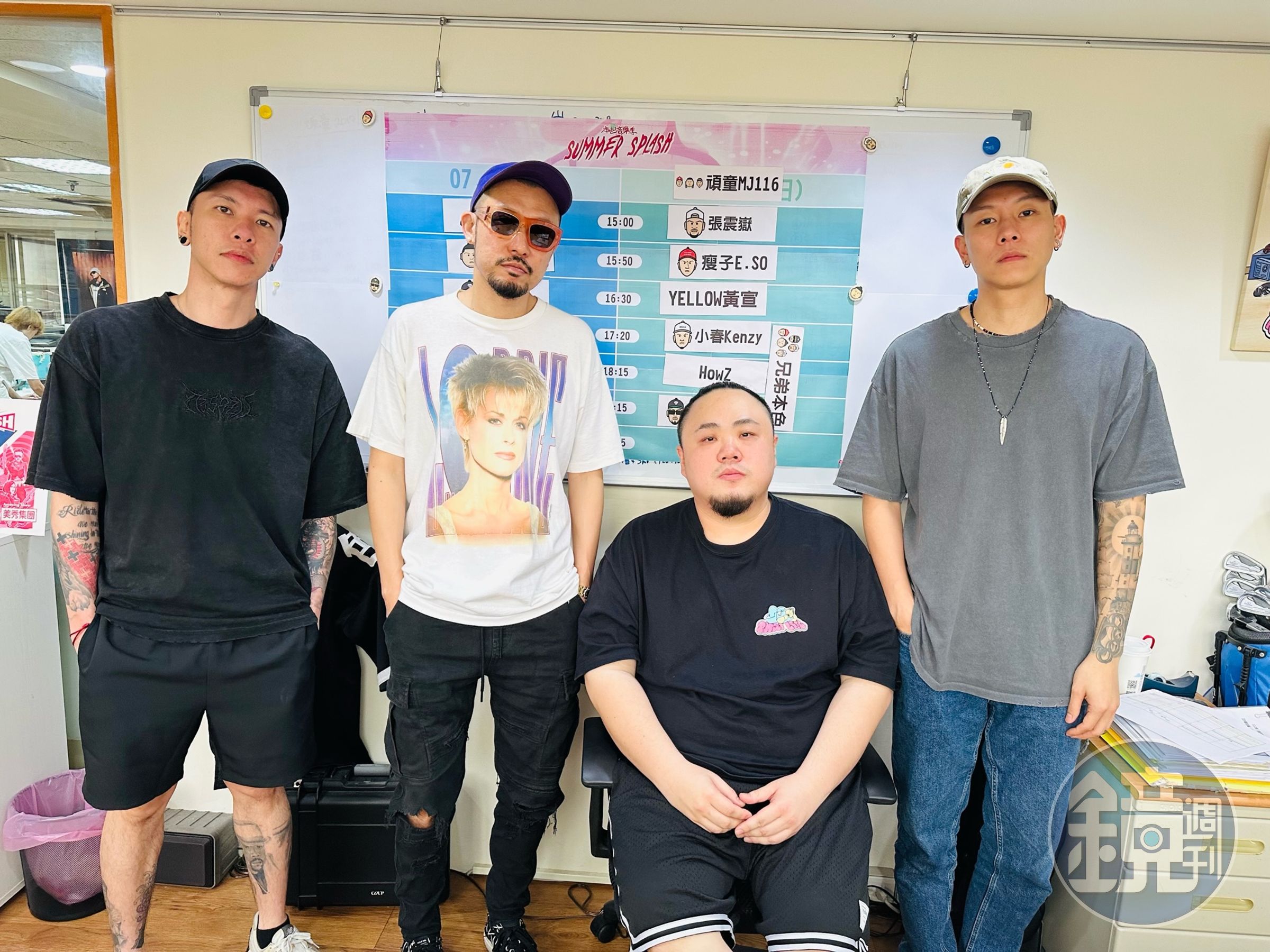 為了自家公司年度大事,小春(左起)、熱狗、大淵及瘦子開會討論歌單。(本色音樂提供)
