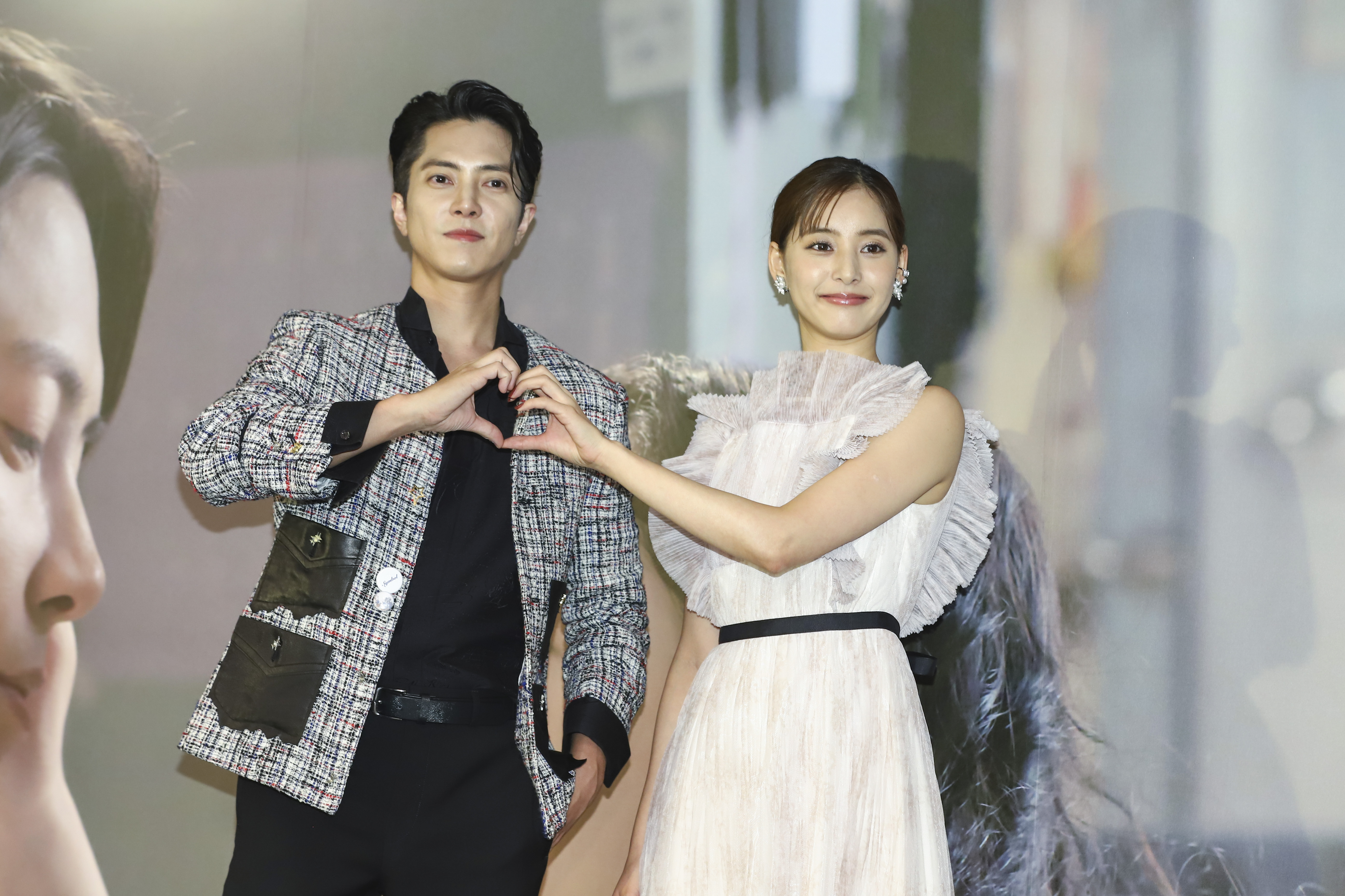 山下智久與新木優子出席新片《SEE HEAR LOVE 看不見聽不見也愛你》記者會。