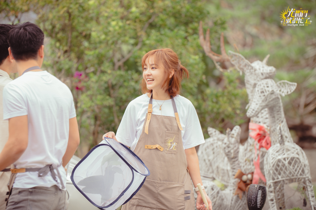 陳意涵在《光開門》中擔任活動組長，負責為客人安排行程。（TVBS提供）