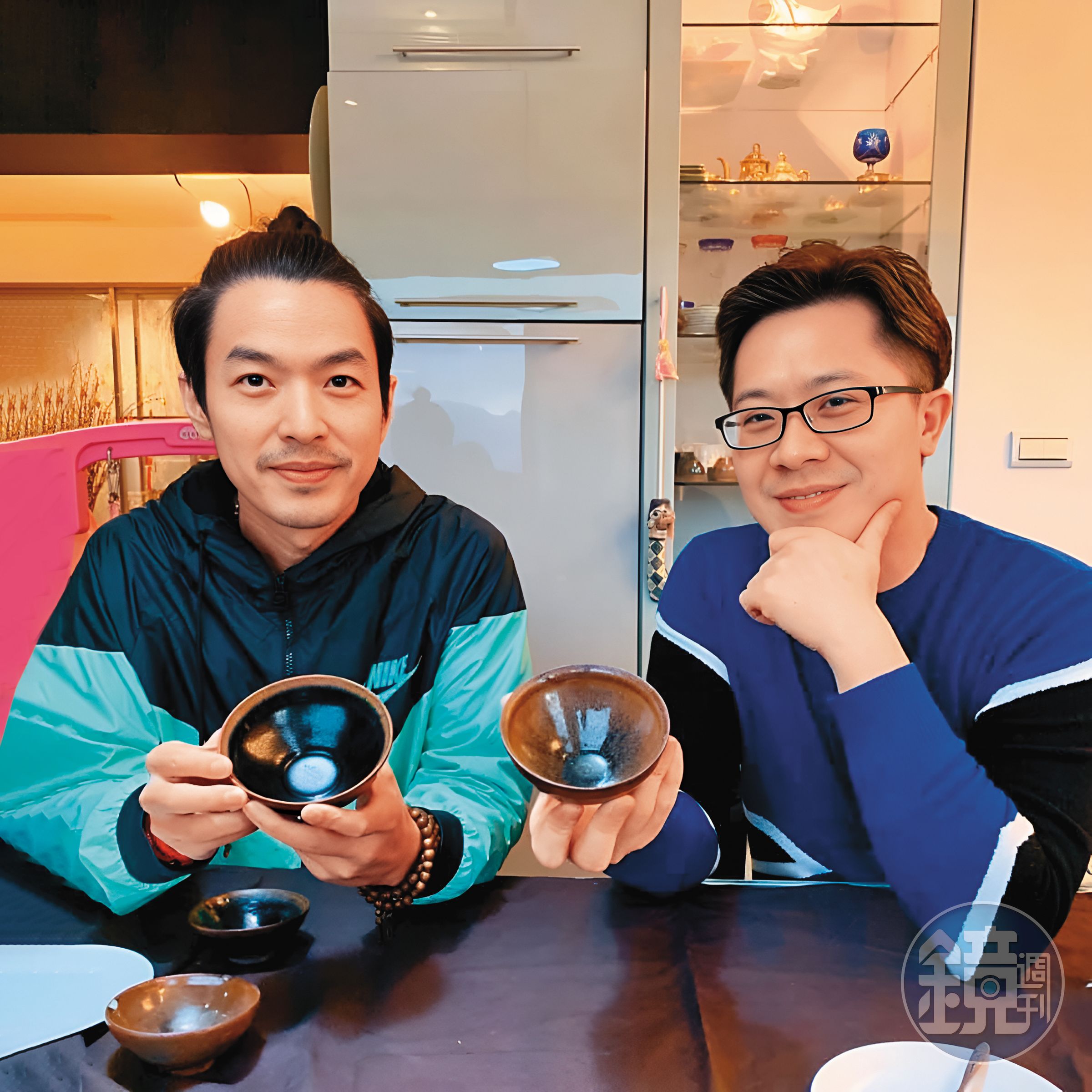 李威(左)現在改經營高級茶具和翡翠生意,據稱一組茶具可要價百萬元。(翻攝自張烜榮臉書)