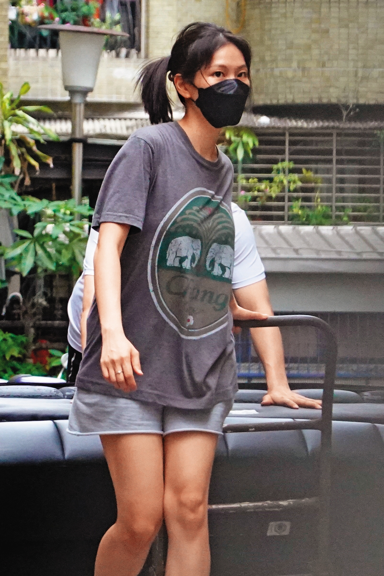 6月6日 14：18 李威女友綁著馬尾在前方拉著推車，將舊沙發送去回收，李威則在後面幫忙推。