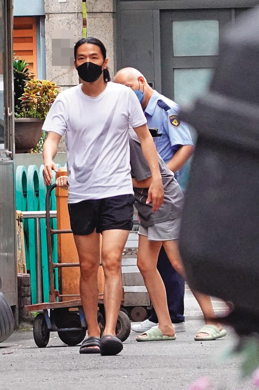 6月6日 14：19 將舊沙發放在社區角落後，李威又繼續上樓搬東西。