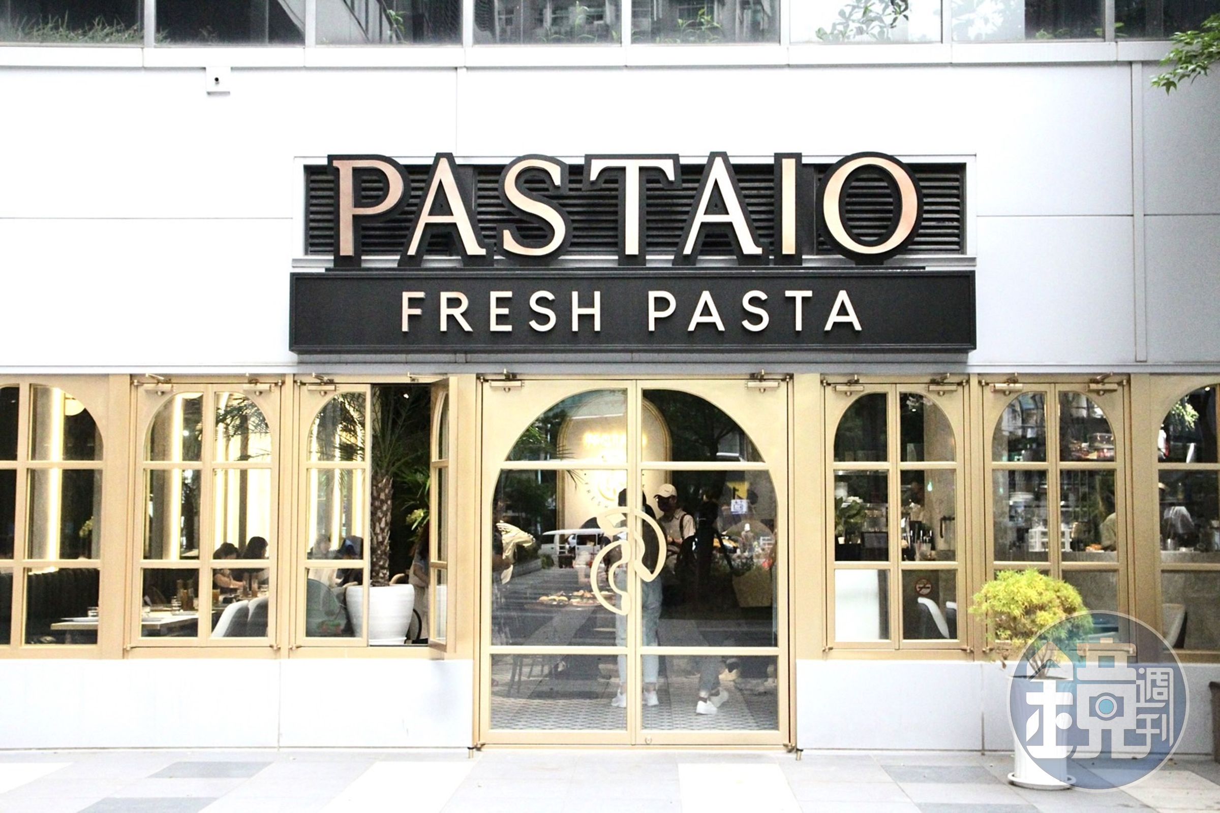 PASTAIO新店店低調座落於捷運站旁大樓之間,時尚輕奢的風格令人眼睛一亮。