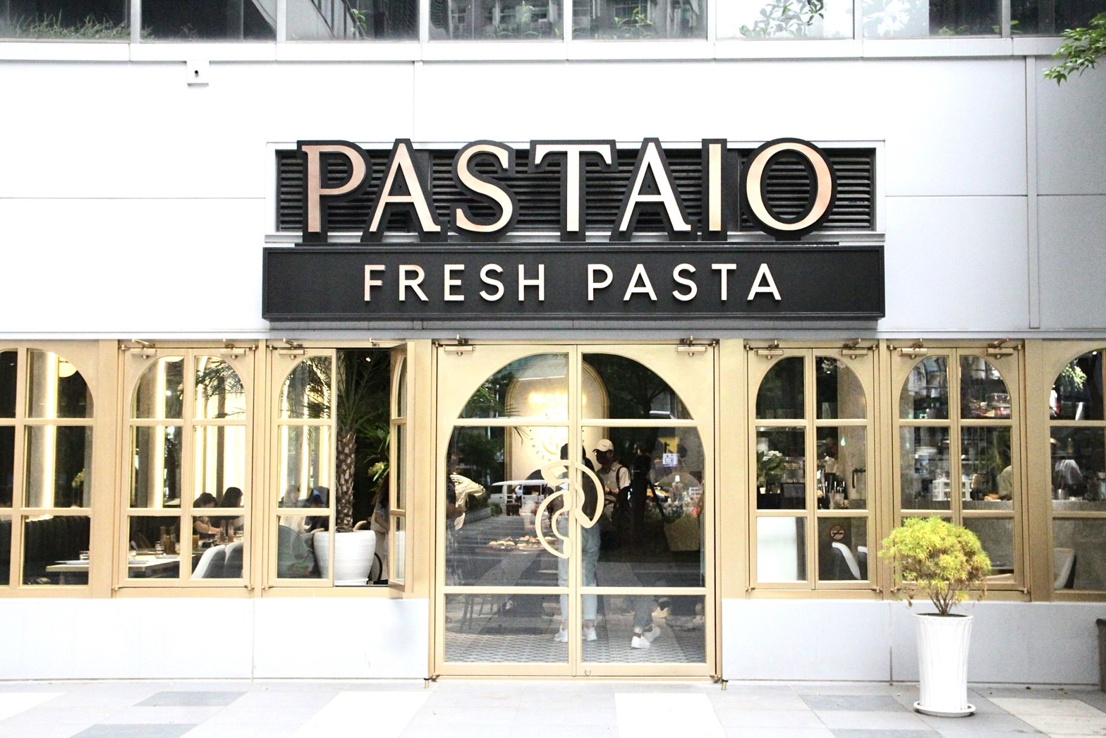 PASTAIO新店店低調座落於捷運站旁大樓之間,時尚輕奢的風格令人眼睛一亮。