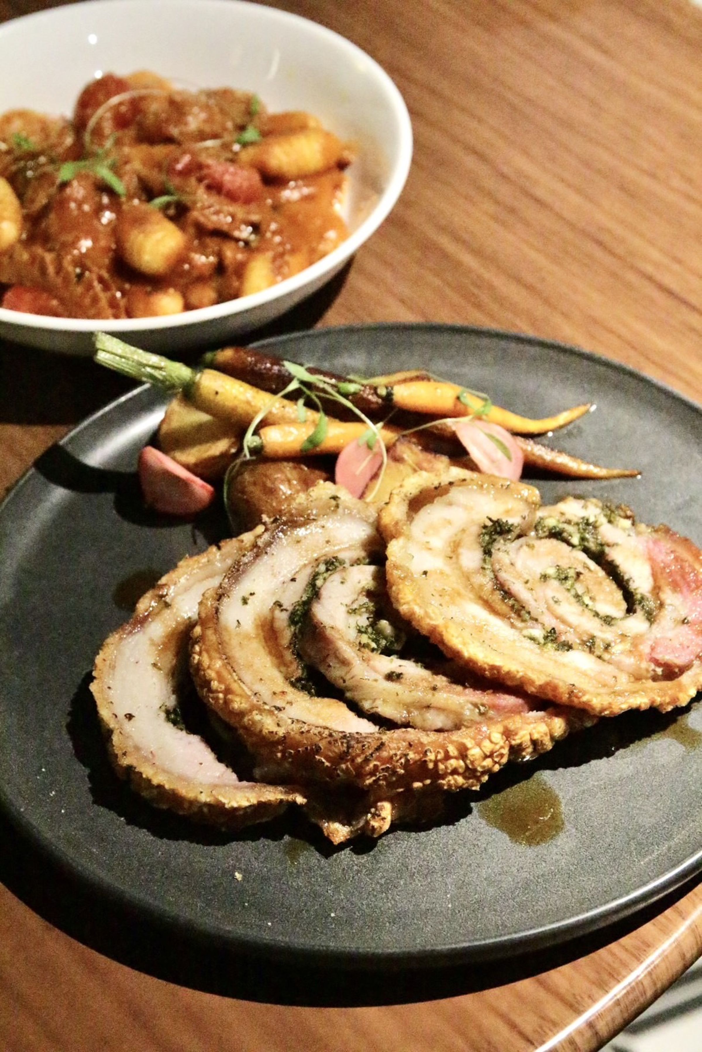 「羅馬脆皮豬肉卷」是古羅馬重要節日或節慶必備料理,費時費工打造出外皮香脆誘人、肉質多汁軟嫩的口感。(620元/份)