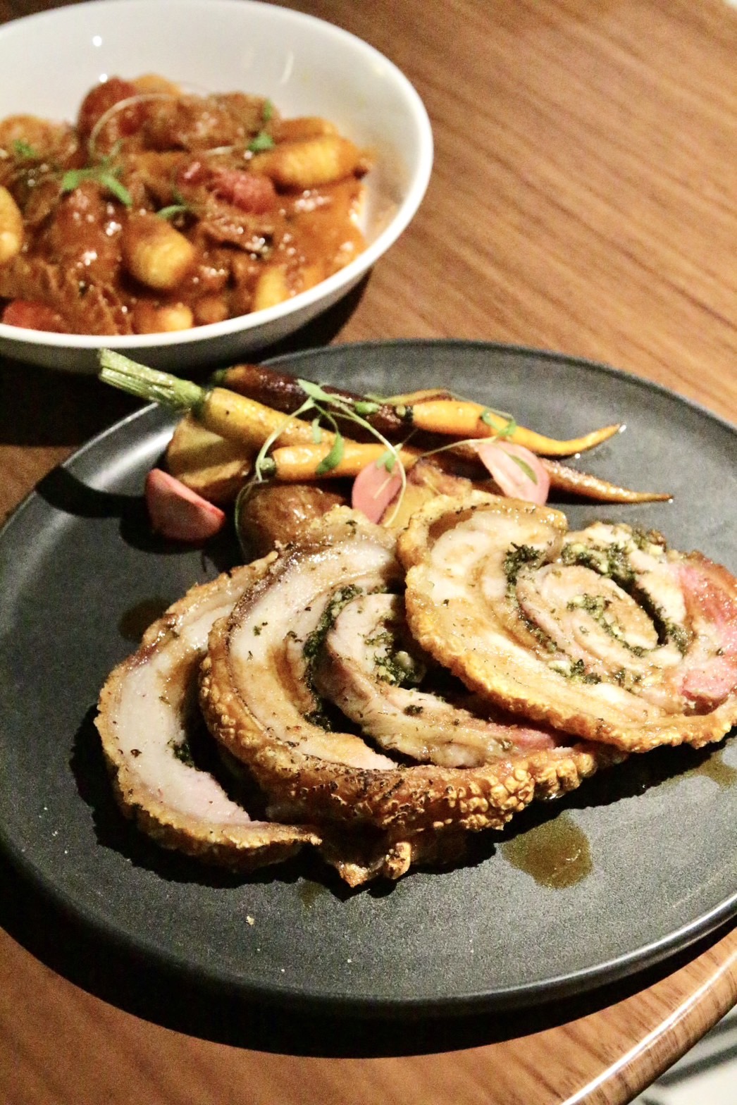 「羅馬脆皮豬肉卷」是古羅馬重要節日或節慶必備料理,費時費工打造出外皮香脆誘人、肉質多汁軟嫩的口感。(620元/份)
