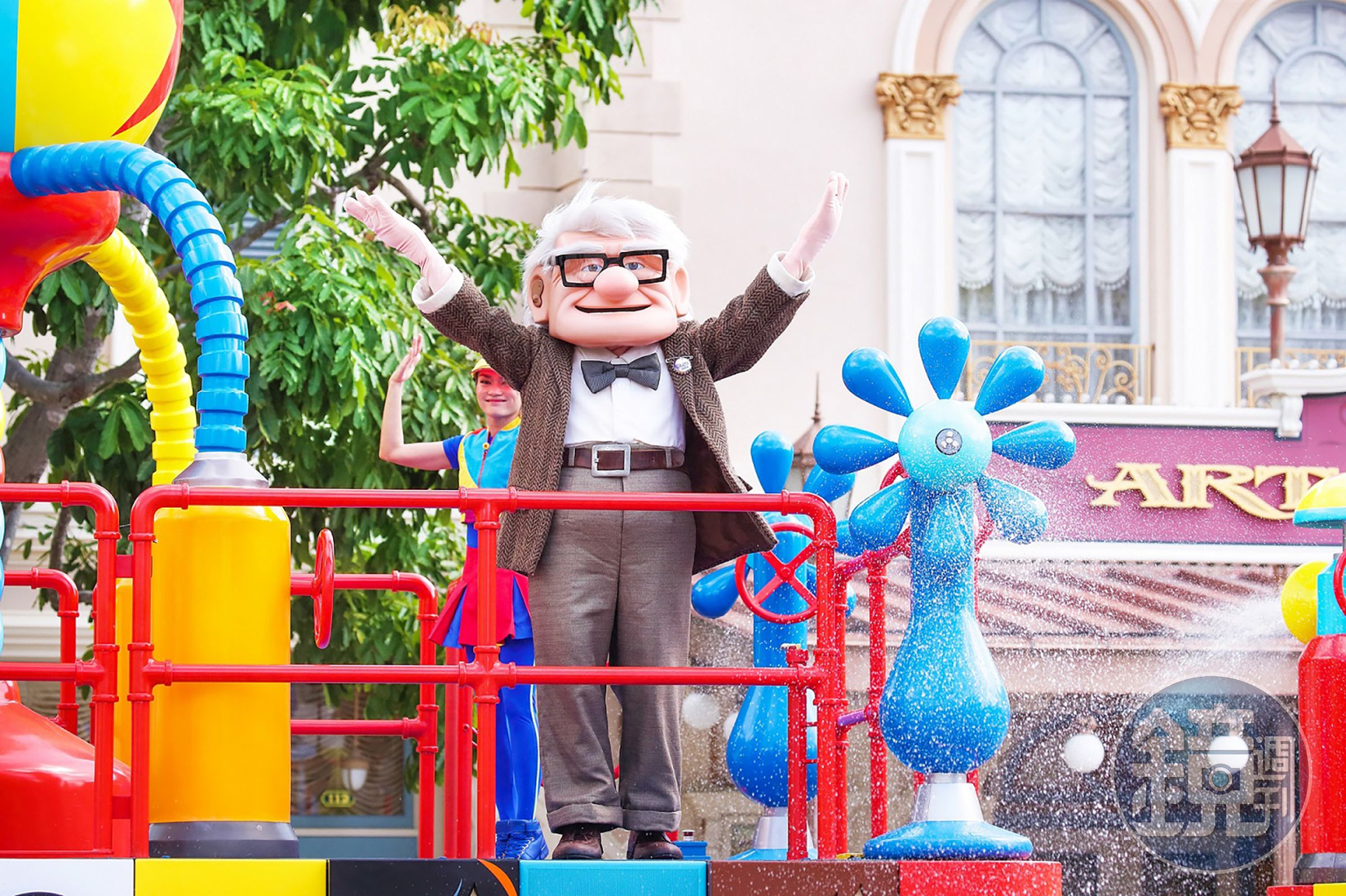 香港迪士尼樂園Pixar水花大街派對。（香港旅遊發展局提供）