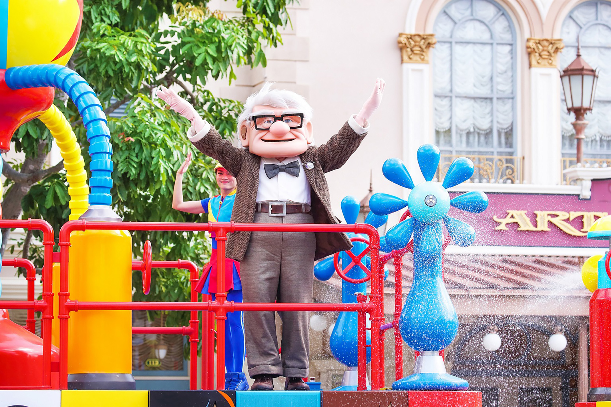 香港迪士尼樂園Pixar水花大街派對。（香港旅遊發展局提供）