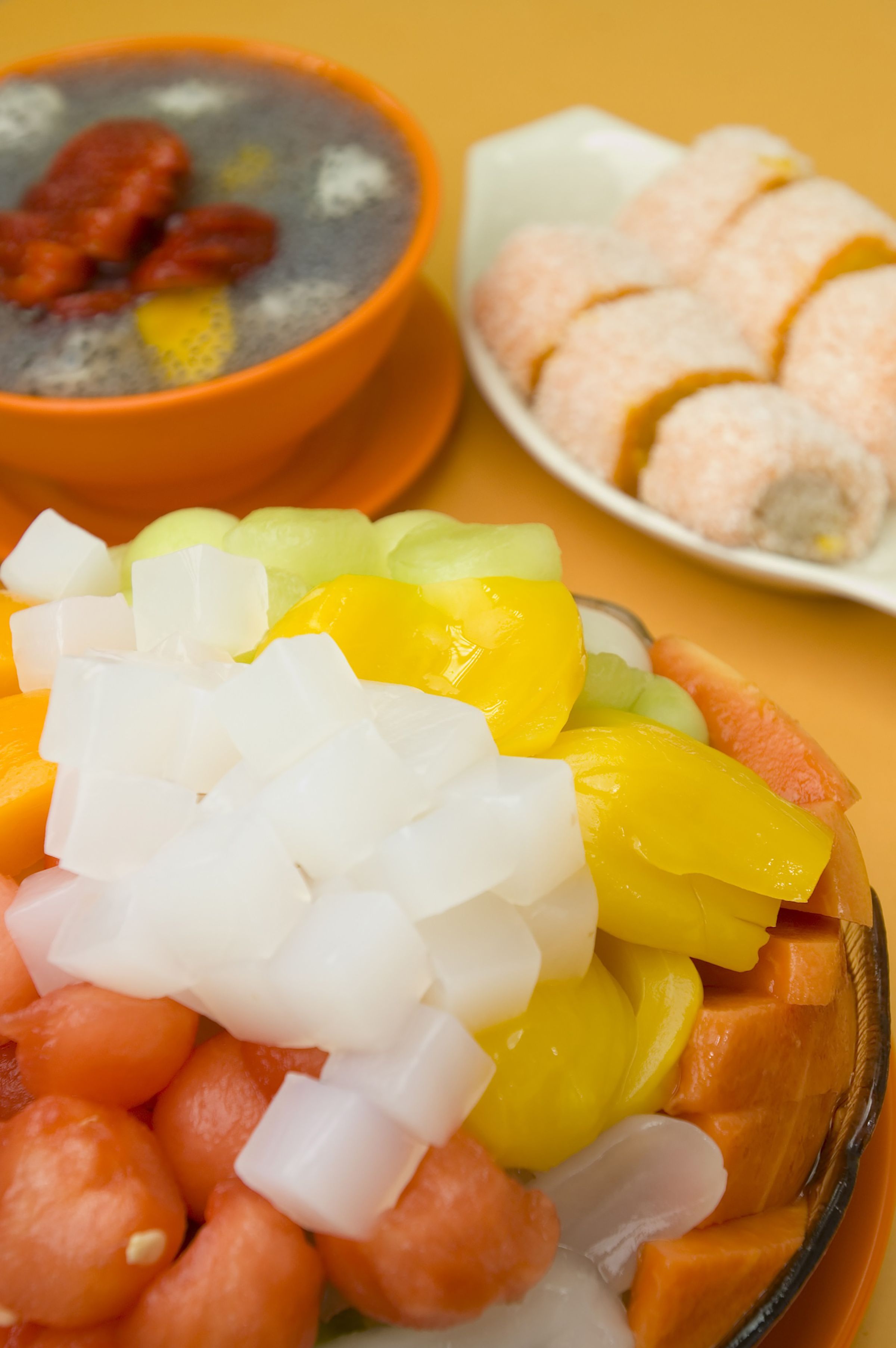 涼粉、紅豆冰、豆腐花是香港特色冰品，可以外帶到戶外欣賞美景時一邊品嘗。（香港旅遊發展局提供）