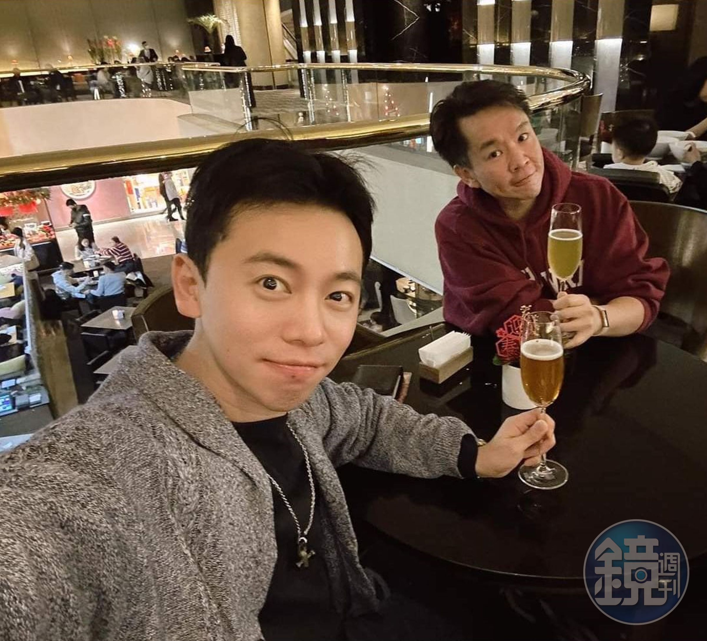 高睿騰（灰衣）、李男（紅衣）常穿哈佛校色及Logo上衣。（翻攝畫面）★《鏡週刊》關心您：未滿18歲禁止飲酒，飲酒過量害人害己，酒後不開車，安全有保障。
