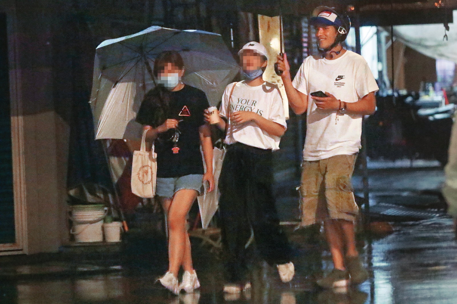 本刊去年曾拍到藍正龍（右）跟友人聚餐，看來頗為輕鬆自在，對比在家中附近漫步是不同表情。