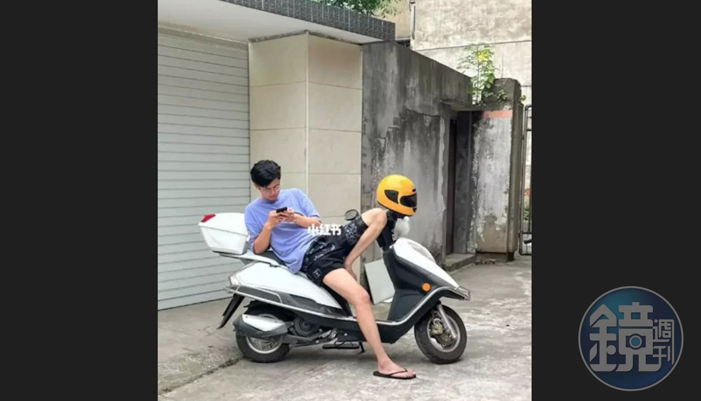 名男網友坐在機車上的姿勢讓女友產生錯覺，看成他和一名女生在機車上車震。（翻攝小紅書）
