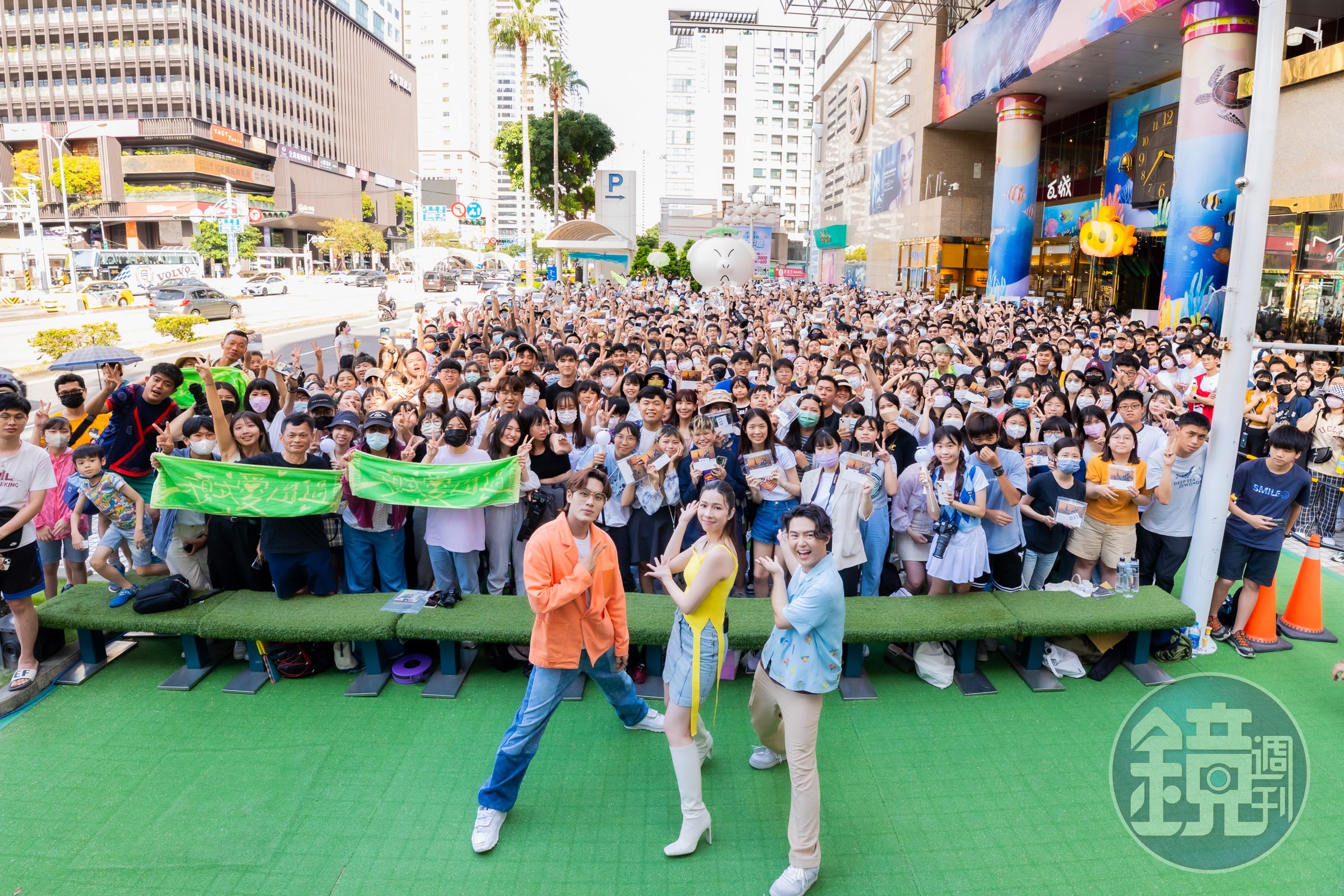 告五人台中簽唱會聚集上千名歌迷,讓他們放話「不簽完不離開台中」。(相信音樂提供)