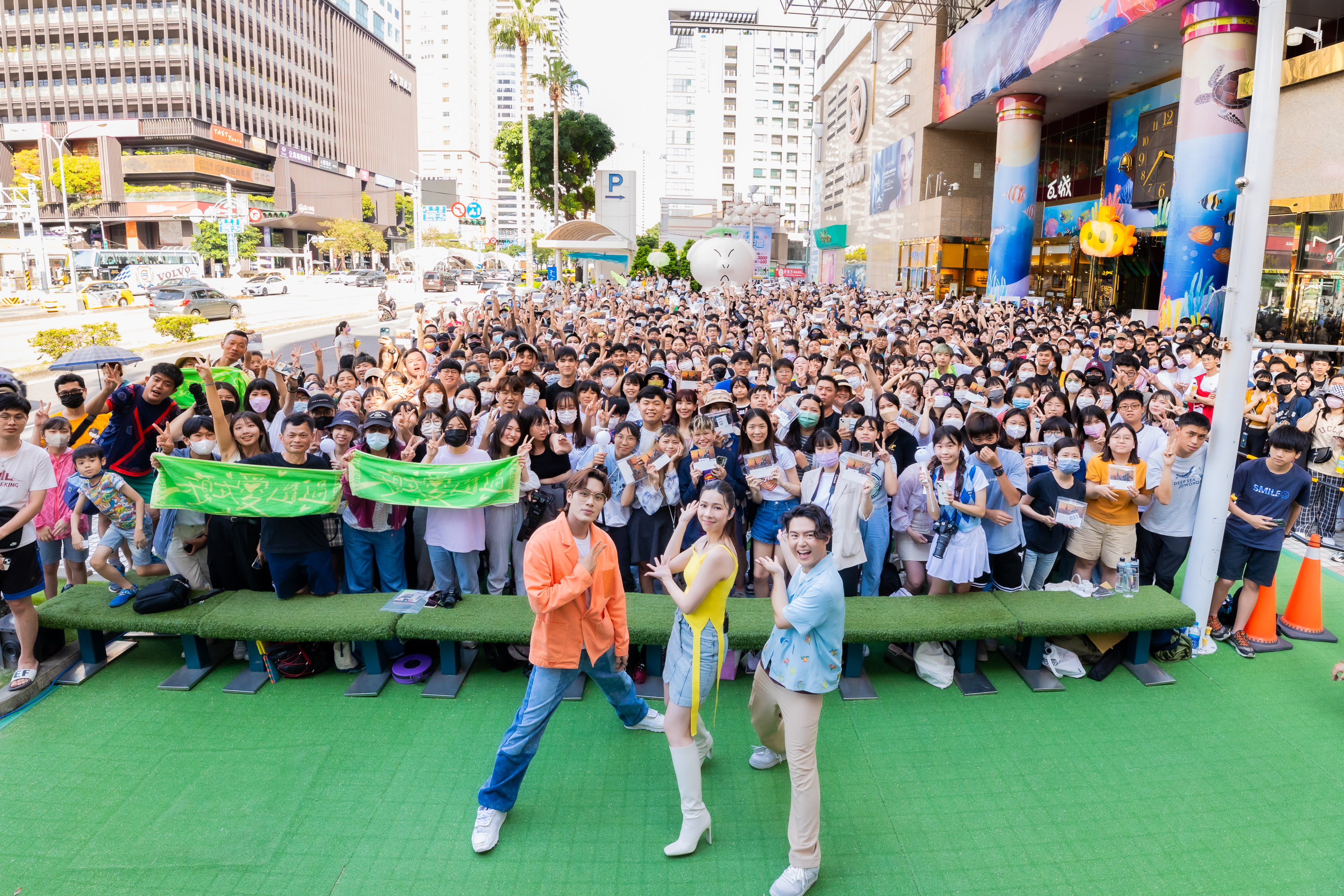 告五人台中簽唱會聚集上千名歌迷，讓他們放話「不簽完不離開台中」。（相信音樂提供）