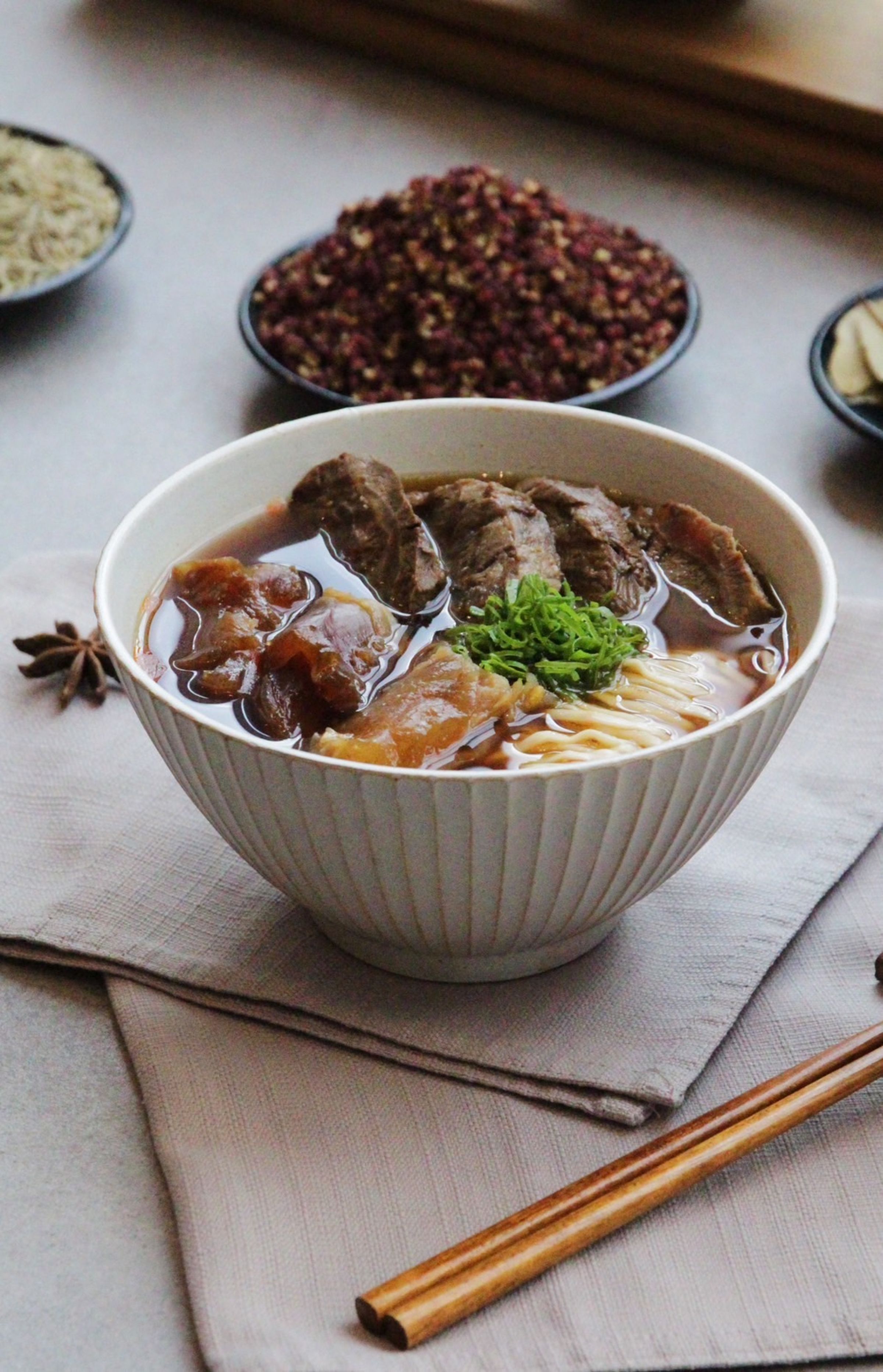 「紅燒牛肉麵」湯頭醇厚，尾端的花椒香氣畫龍點睛再搭配台南日曬關廟麵很涮嘴。