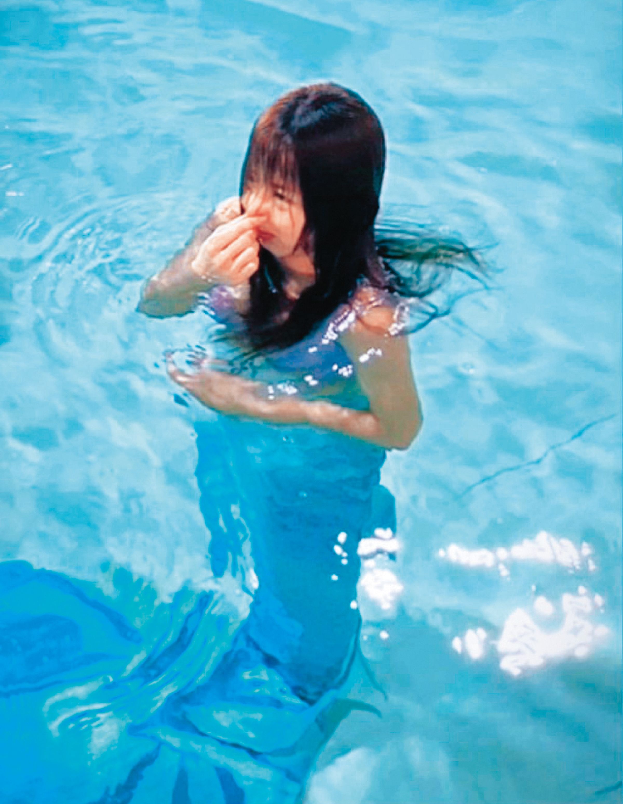 郭書瑤扮成美人魚,潛到水裡好美喔~她笑說「比較容易浮起來」,莫非是因自備兩顆浮球?(誤)(翻攝自郭書瑤IG)