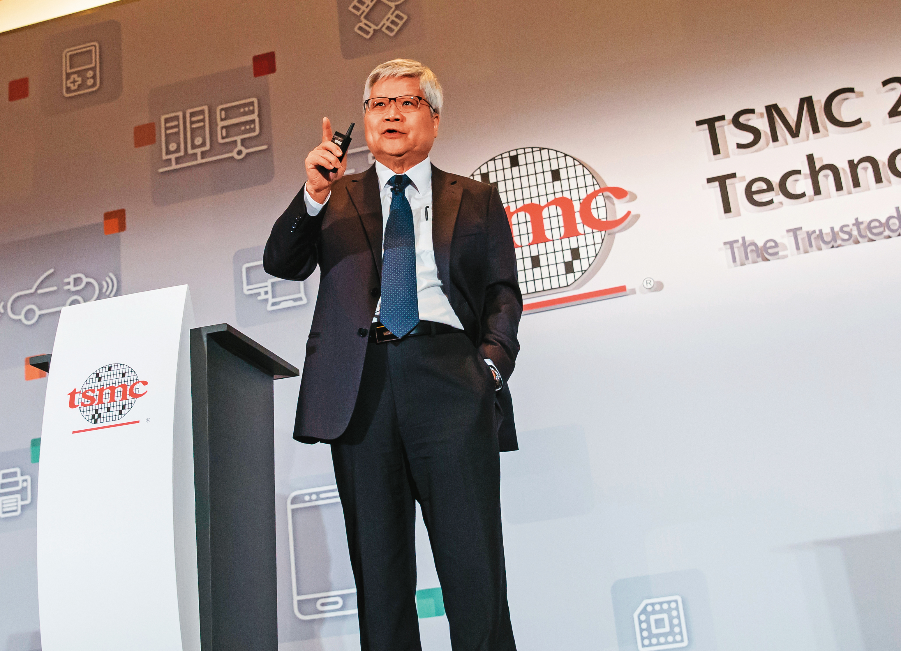 魏哲家虧黃仁勳靠AI賺很大，不經意曝光台積電積極投入AI的策略。