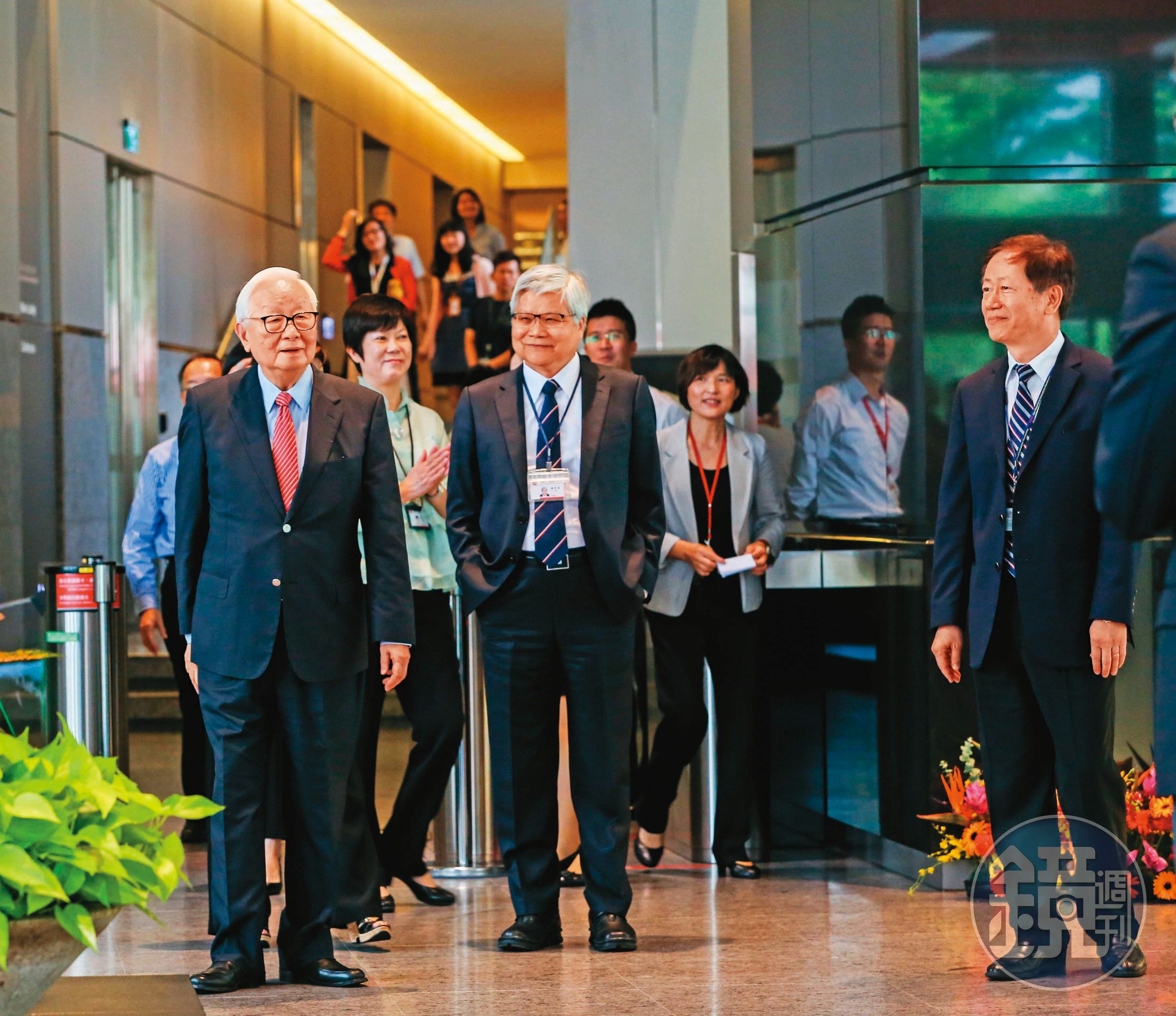 早在10年前張忠謀擔任董事長時期,台積電就建立大數據平台,採用人工智慧技術提高生產力、生產效率、彈性和品質,啟動智慧化工廠。