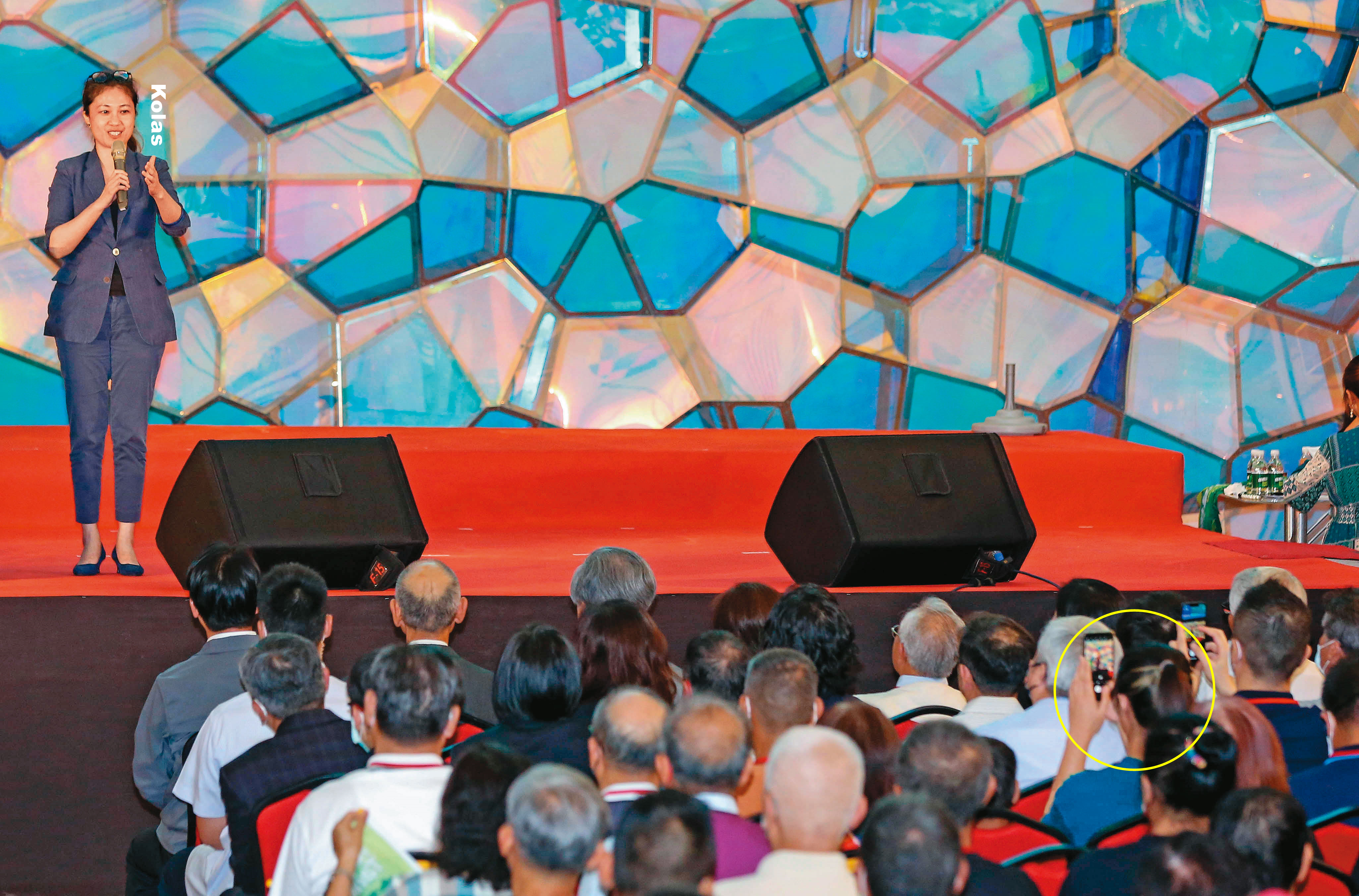 花蓮信賴台灣之友會成立，李妻（黃圈處）就在台下看著Kolas。（李妻衣服已變色處理）