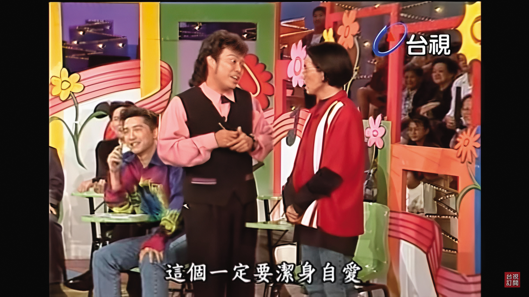 黃子佼（右一）昔日上張菲（右二）的節目，有被「神預言」到；在直播中黃子佼也坦承，「早期那個我真的是王八蛋。」（翻攝自台視）