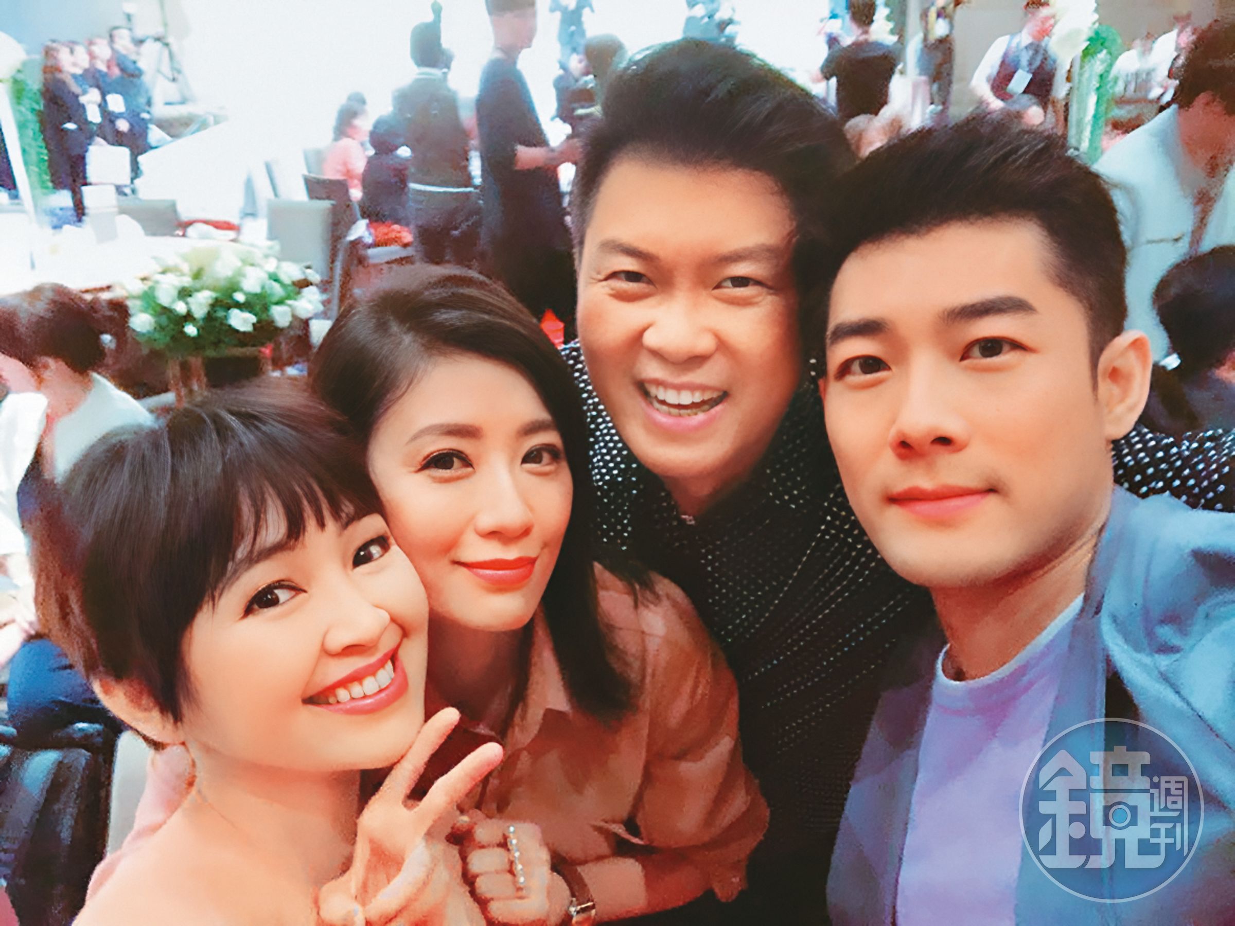 蔡燦得（左起）與賈靜雯不僅是好友，還一起演過《佳家福》；幾年前2人與曾國城、施易男一同參加柯佳嬿的婚禮。（翻攝自蔡燦得臉書）
