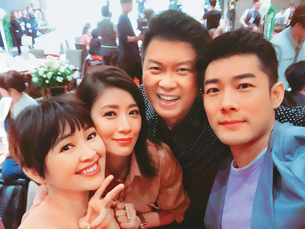 蔡燦得(左起)與賈靜雯不僅是好友,還一起演過《佳家福》;幾年前2人與曾國城、施易男一同參加柯佳嬿的婚禮。(翻攝自蔡燦得臉書)