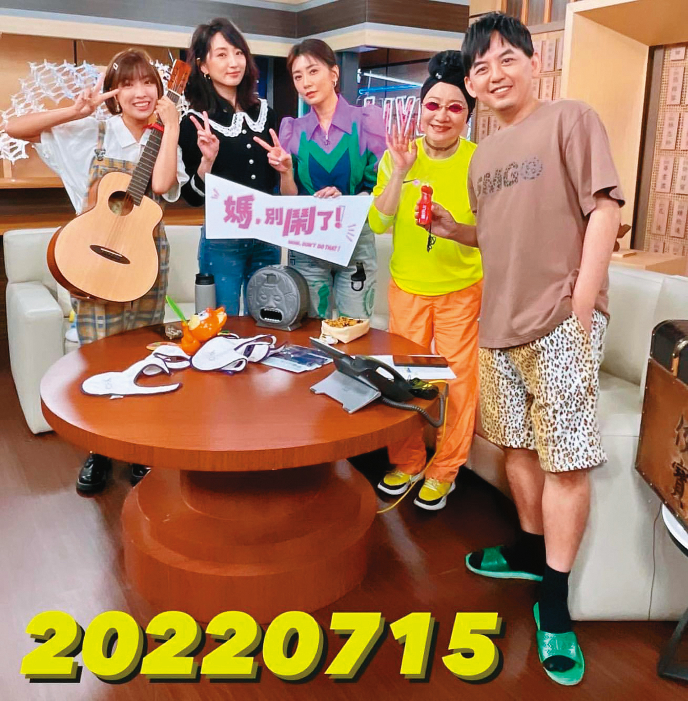 去年賈靜雯(左三)帶著《媽,別鬧了!》演員群比莉(右二)、柯佳嬿(左二)等人上黃子佼(右一)的節目宣傳,1年後黃子佼爆料「姓賈的」曾倒追他。左一為怡岑。(翻攝自黃子佼IG)