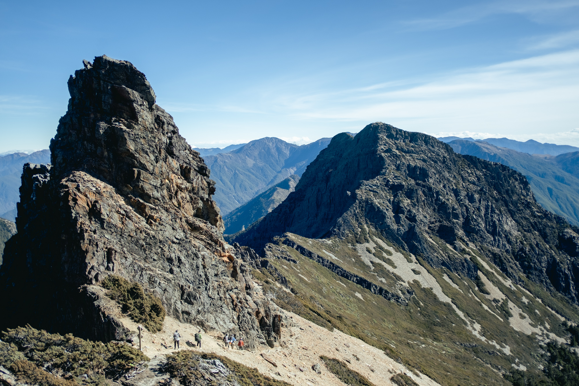 呂忠翰帶領劇組離開既定傳統路線挑戰玉山東峰。（公視提供、攝影Katie Chen）