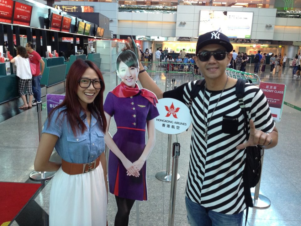 大牙指控的2012年7月18日，這張「飛香港同框照」被翻出引熱議。（翻自陳建州臉書）