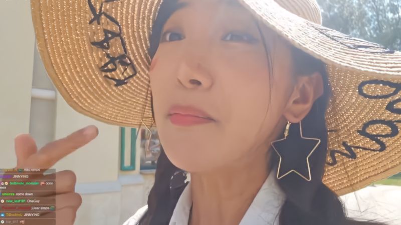 企鵝妹被酸民惹怒，直接封鎖。（翻攝自企鵝妹直播）