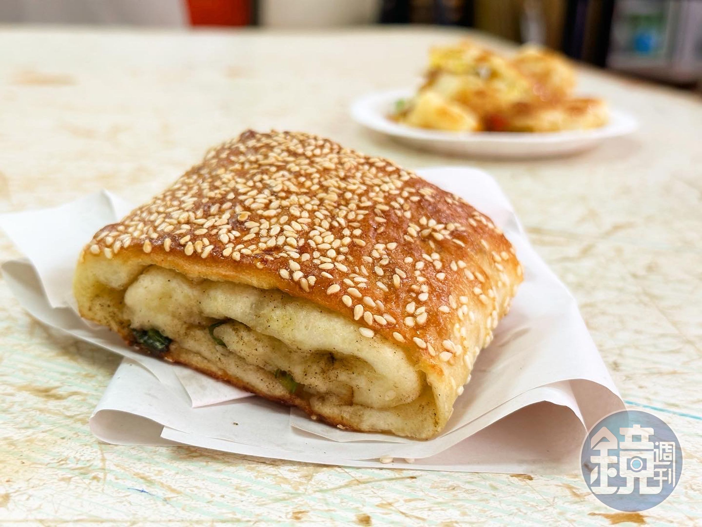 「胡椒餅」外皮酥脆、餅身扎實，充滿青蔥和胡椒香氣。（30元／個）