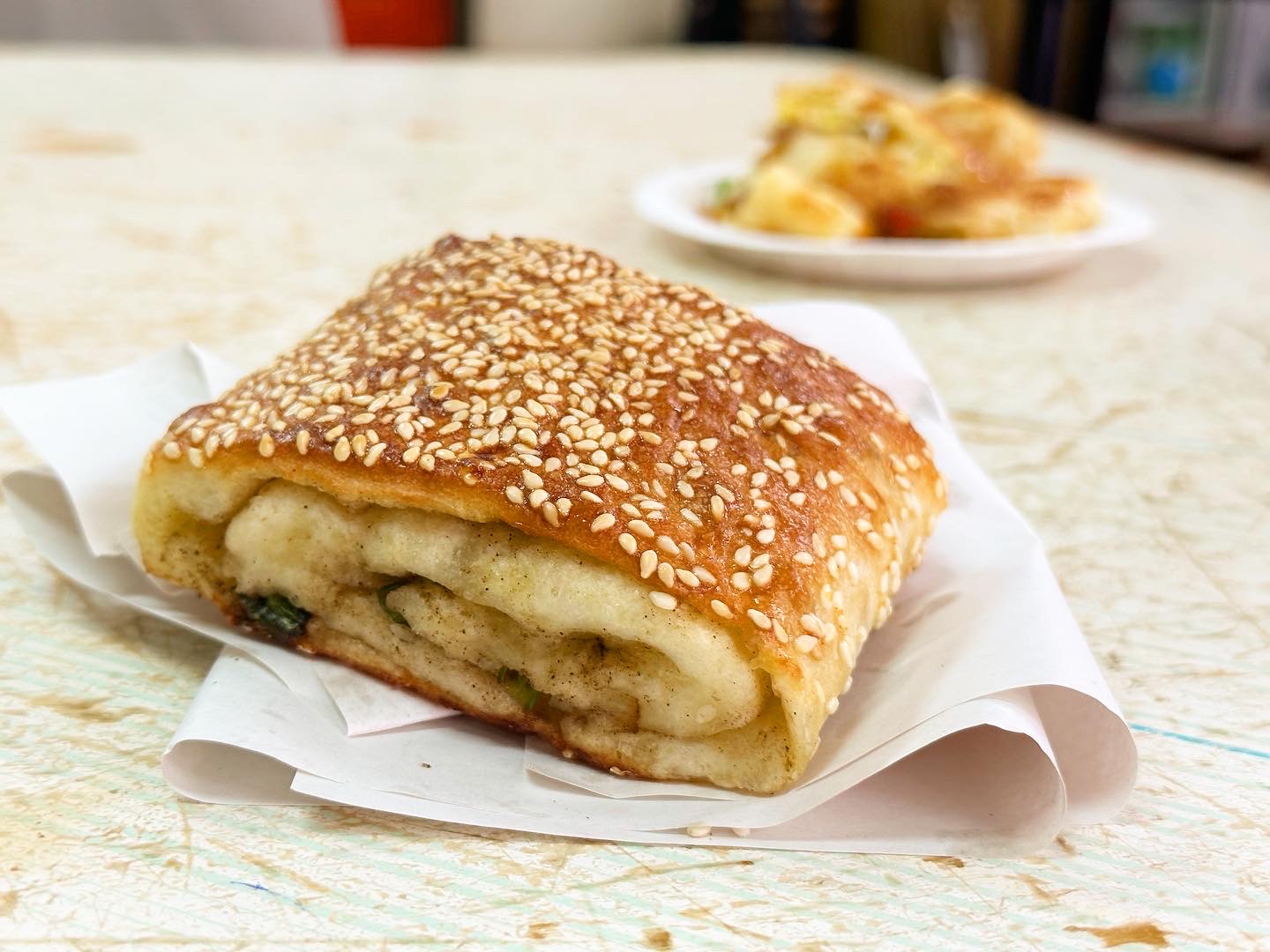 「胡椒餅」外皮酥脆、餅身扎實，充滿青蔥和胡椒香氣。（30元／個）