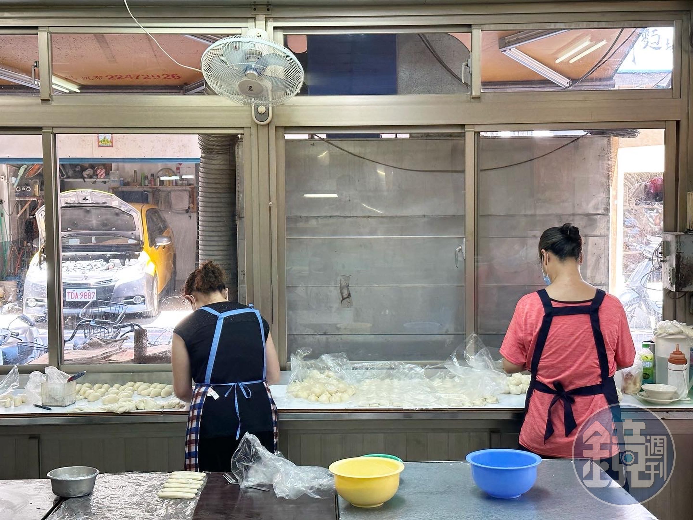 由於生意太好，店內有5、6個大姐同時製作各種麵食早點，才來得及賣。