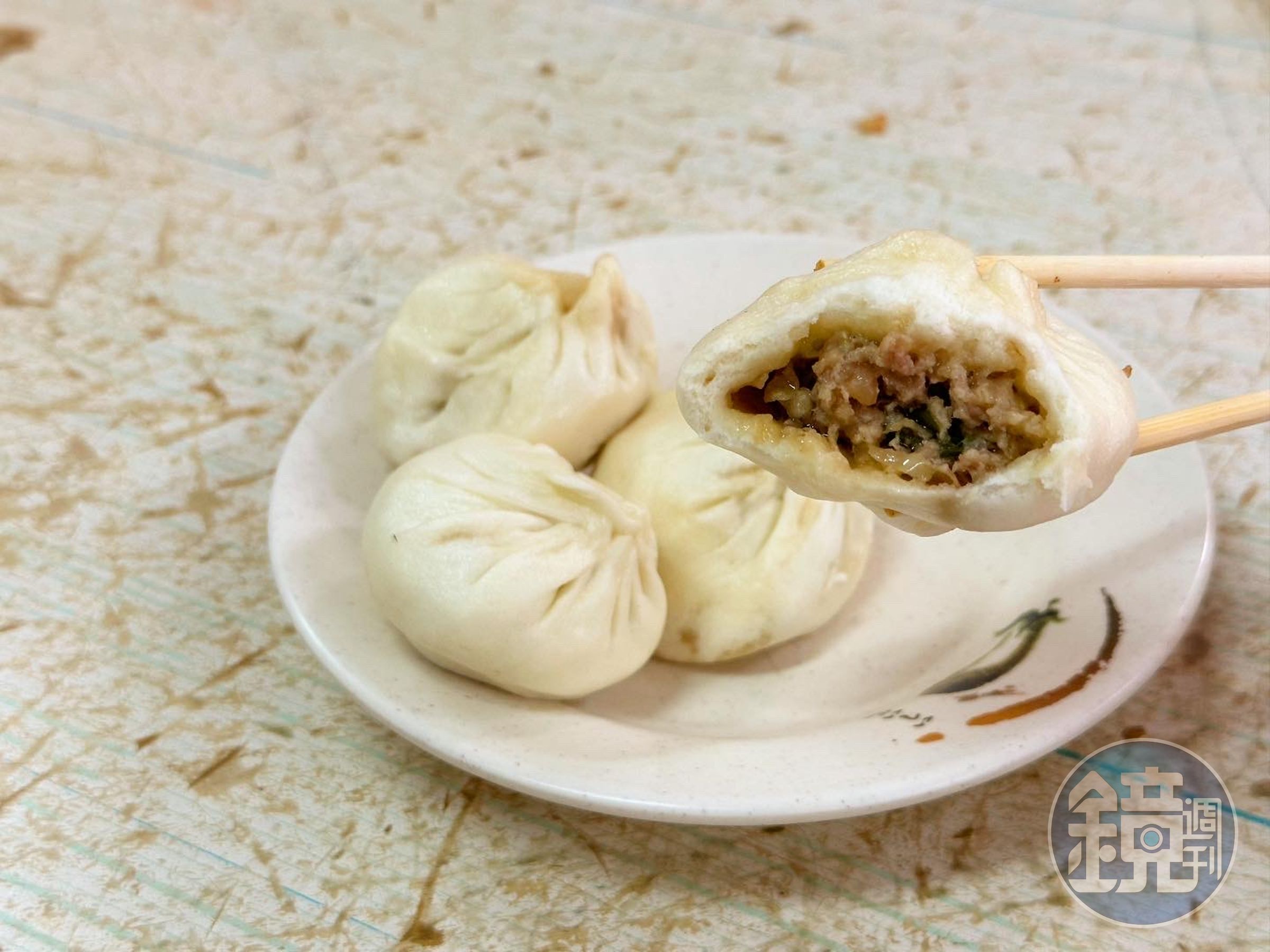 厚皮風格的「小籠包」，麵皮有彈性，肉餡鹹香有味，不需沾醬料。（12元／個）