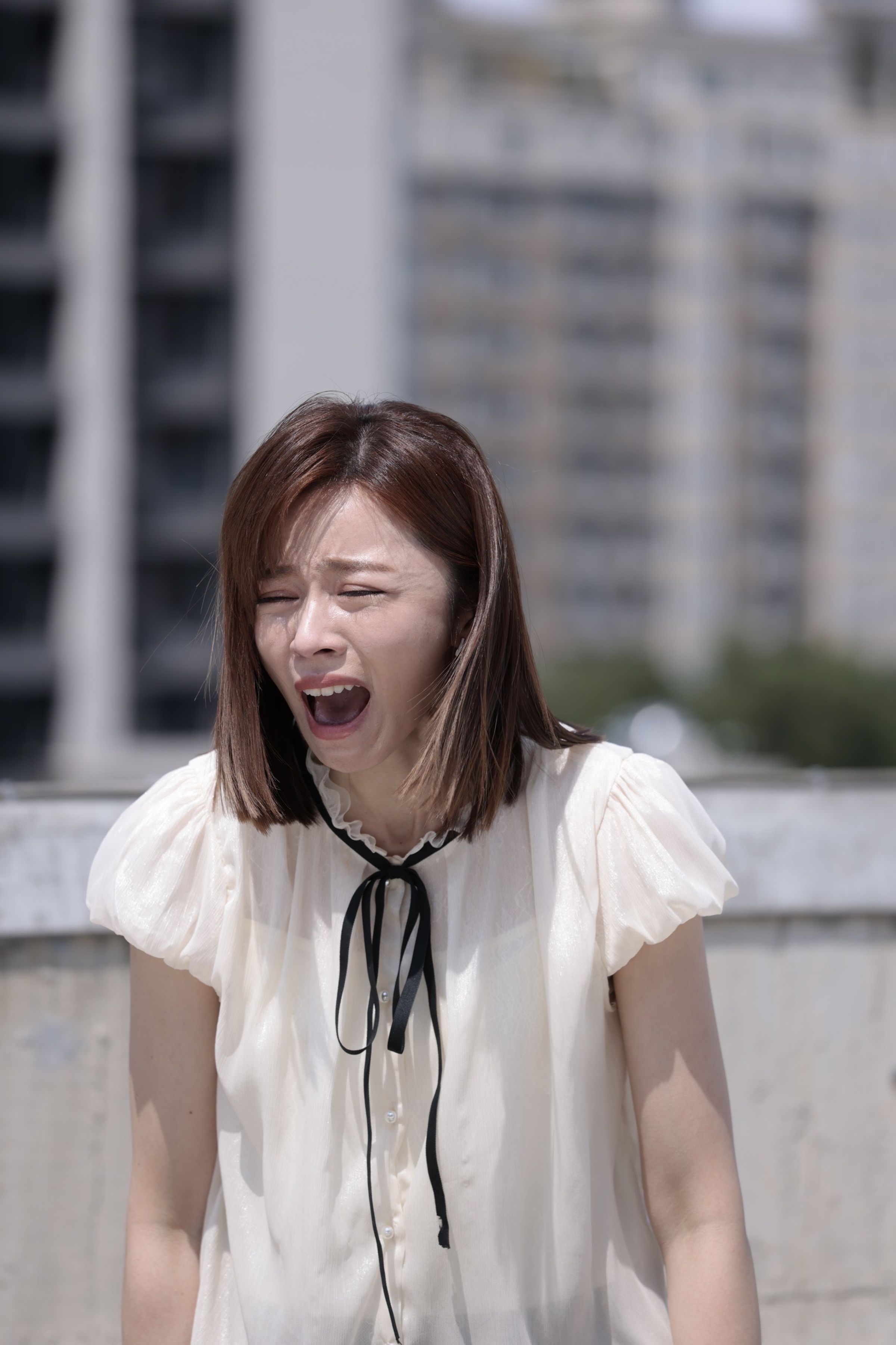 王瞳《市井豪門》發現原來枕邊人是雙胞胎同臉人,得知真相崩潰不已。(民視提供)