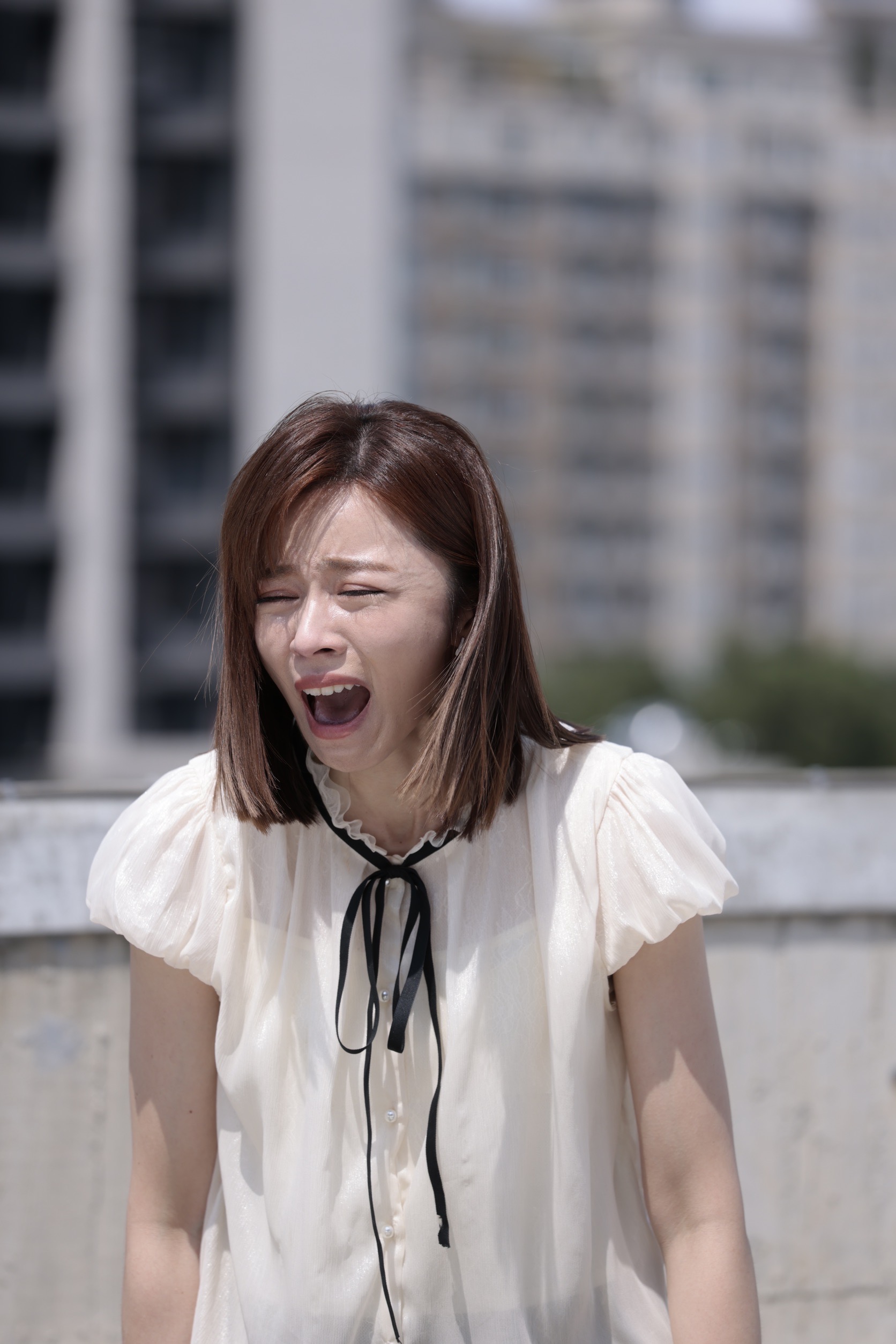 王瞳《市井豪門》發現原來枕邊人是雙胞胎同臉人,得知真相崩潰不已。(民視提供)