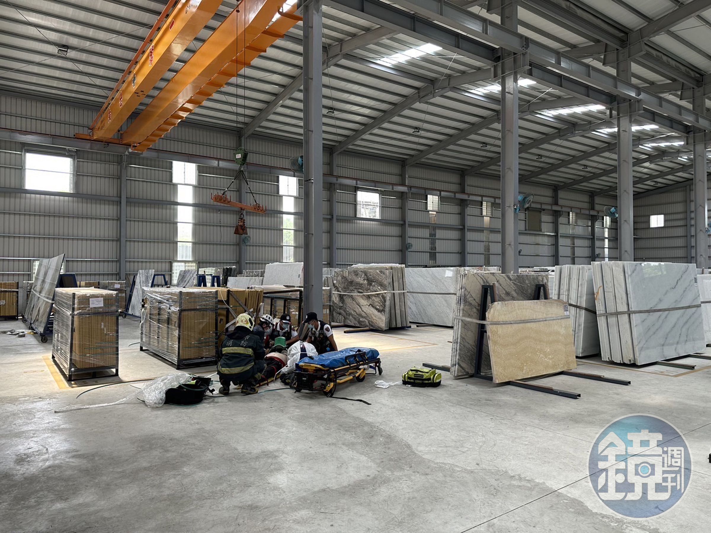 大理石工廠工人遭石板重壓，警消救出後已無呼吸心跳。（翻攝畫面）