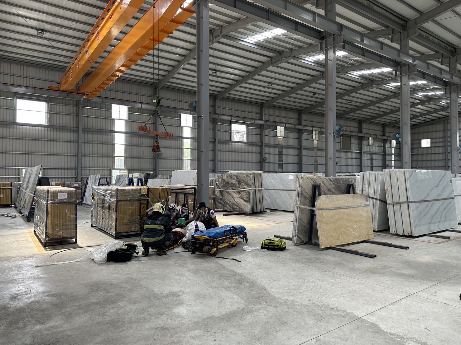 大理石工廠工人遭石板重壓，警消救出後已無呼吸心跳。（翻攝畫面）