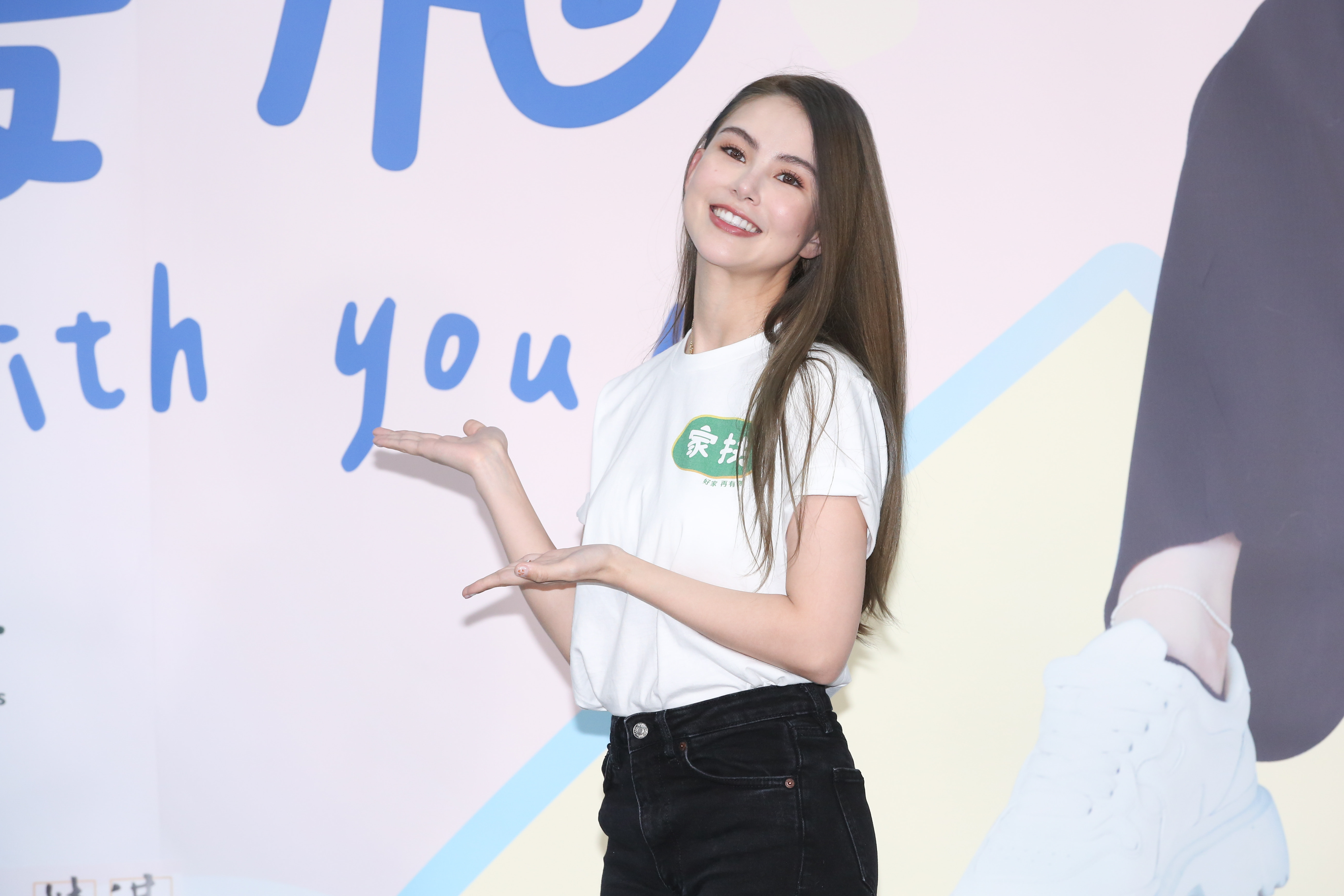 昆凌出席公益活動。