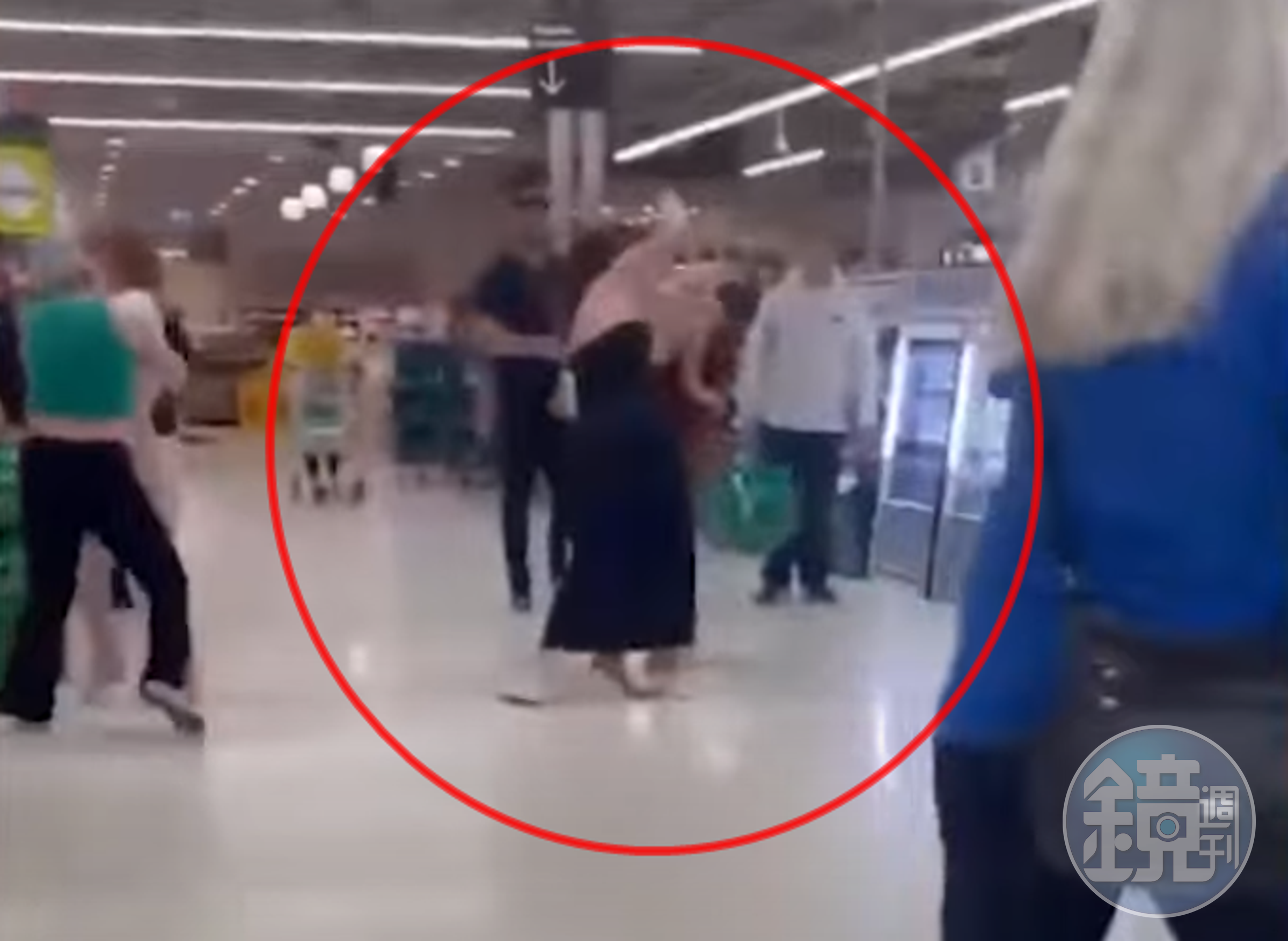 澳洲超市發生一起男女互毆事件,影片曝光造成瘋傳(圖:youtube)