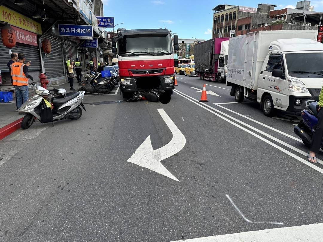 女騎士連人帶車被捲入水泥預拌車車底，慘遭輾斃。（翻攝畫面）