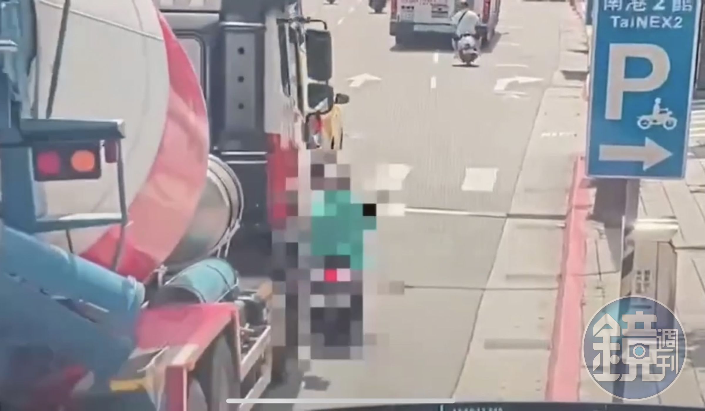 警方調閱監視器發現陳女(綠衣)疑似想超車卻與預拌車發生碰撞。(翻攝畫面)