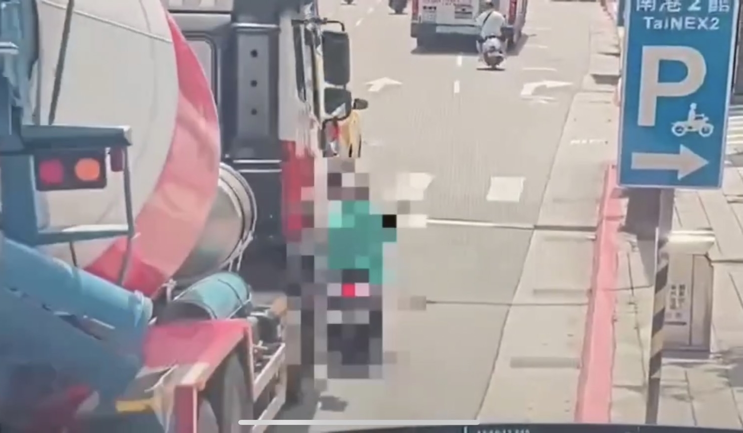 警方調閱監視器發現陳女(綠衣)疑似想超車卻與預拌車發生碰撞。(翻攝畫面)