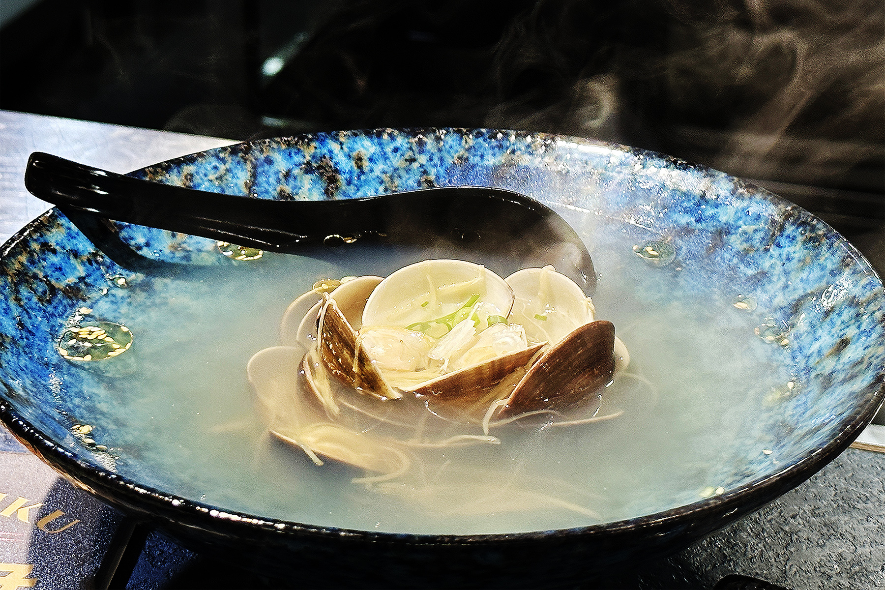「鮮美蛤蜊湯」是燒肉店常見的經典湯品，尤其在暢飲啤酒過後，很適合拿來暖胃。（150元／碗）