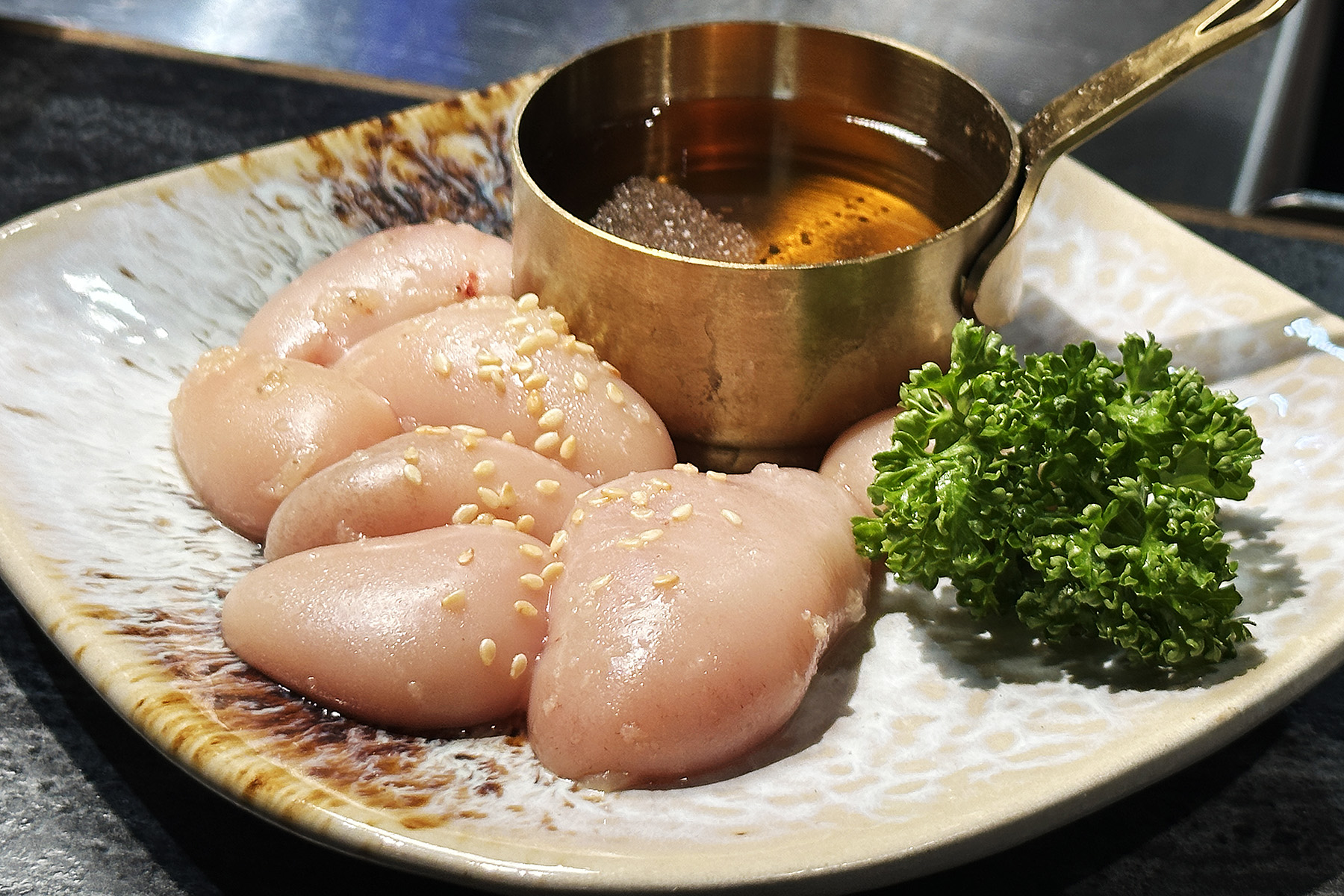  喜歡內臟類下酒菜的人，可別錯過這道口感飽滿軟嫩的「白麻油蛋蛋」。（320元／份）