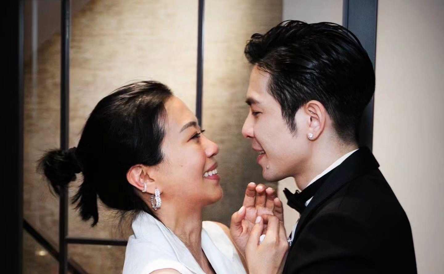 蕭敬騰向大他13歲的經紀人女友林有慧（Summer）求婚成功。（翻攝自蕭敬騰臉書）